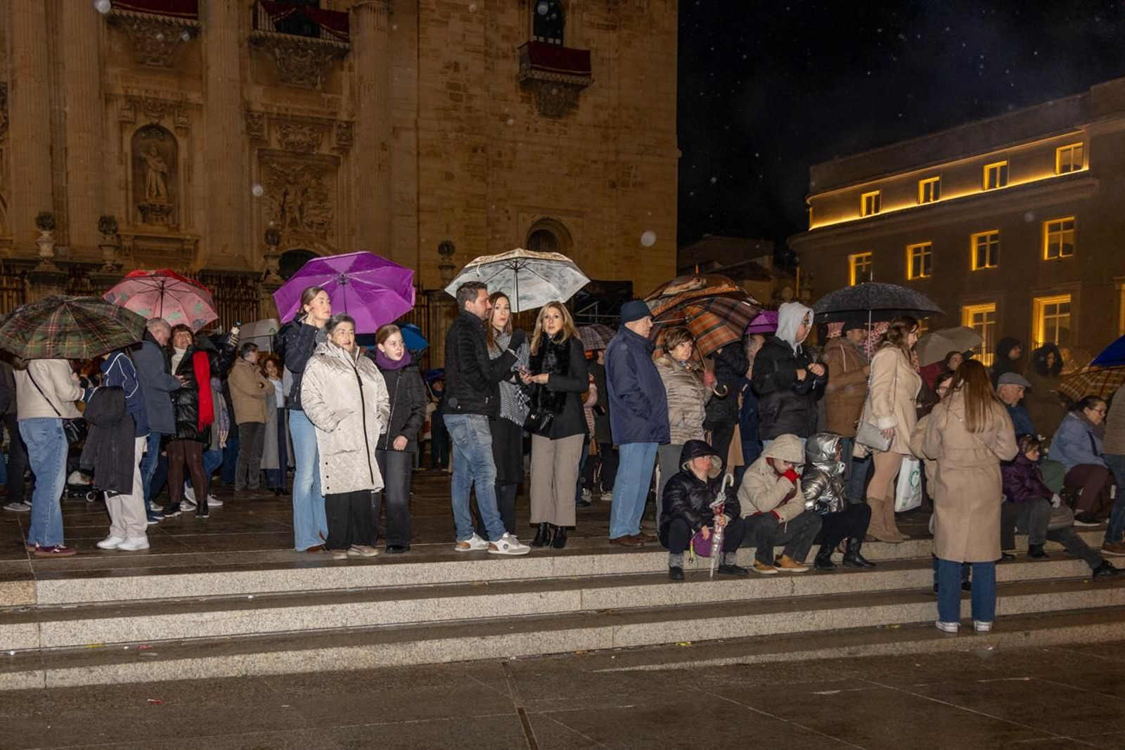 Los jiennenses disfrutan del centro de la ciudad, rodeados de un ambiente navideño
