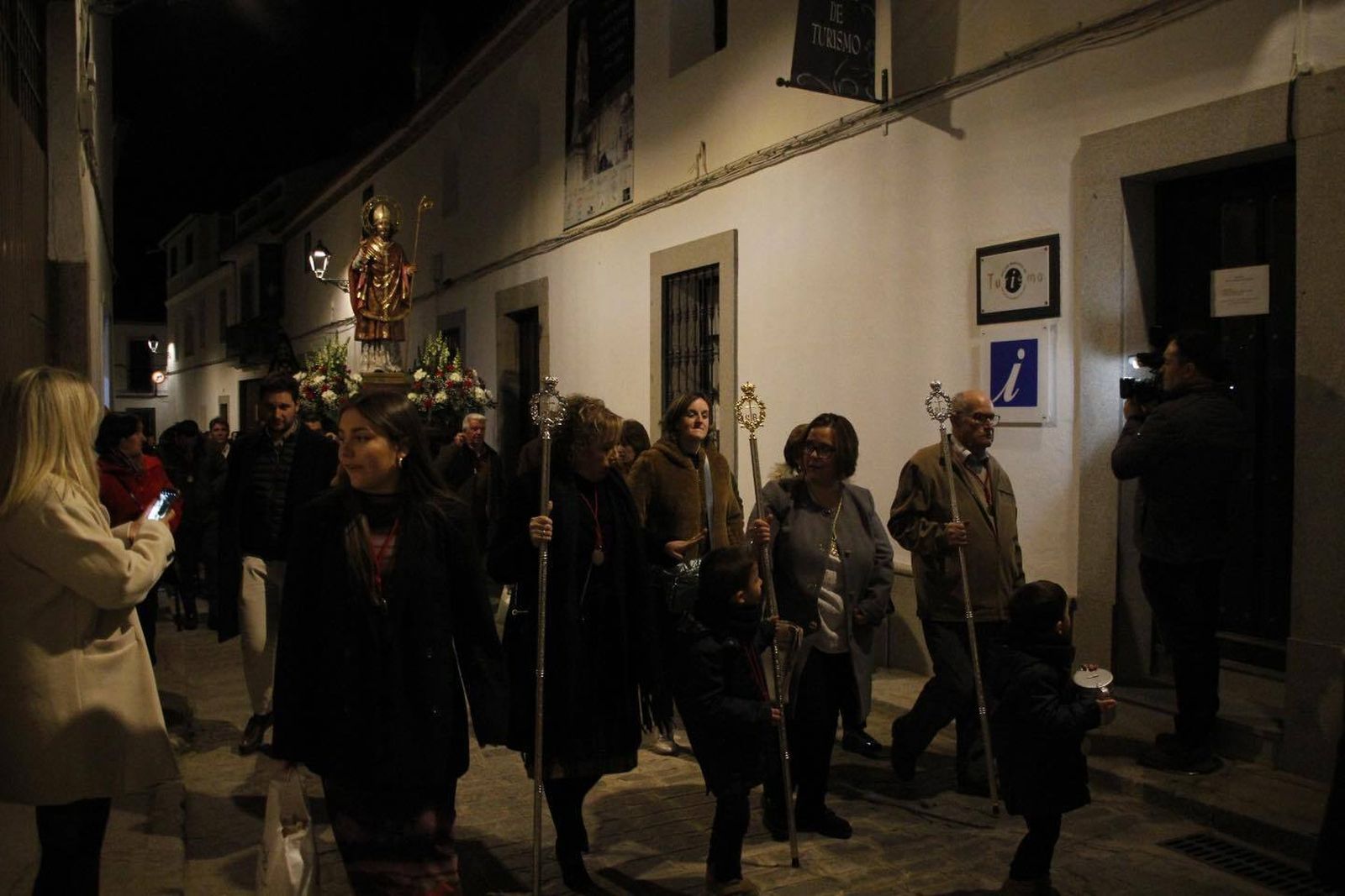 San Blas recorre las calles de Hinojosa del Duque, en imágenes