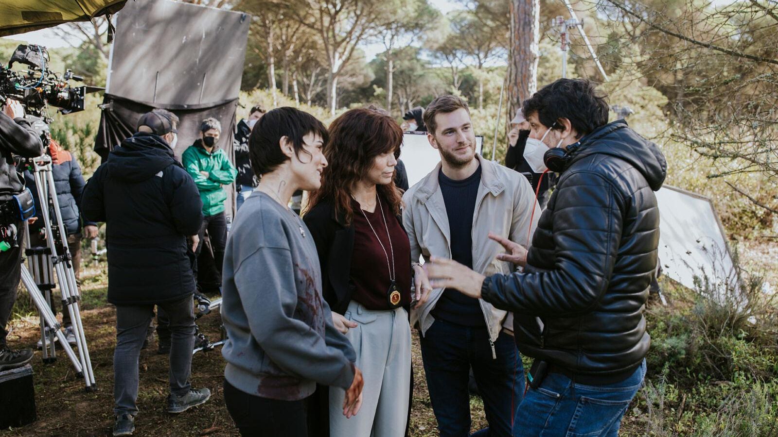 Los actores Adriana Ugarte, Juana Acosta y Manu Vega con el director Gustavo Hernández, en el rodaje de 'Lobo feroz' en Barbate