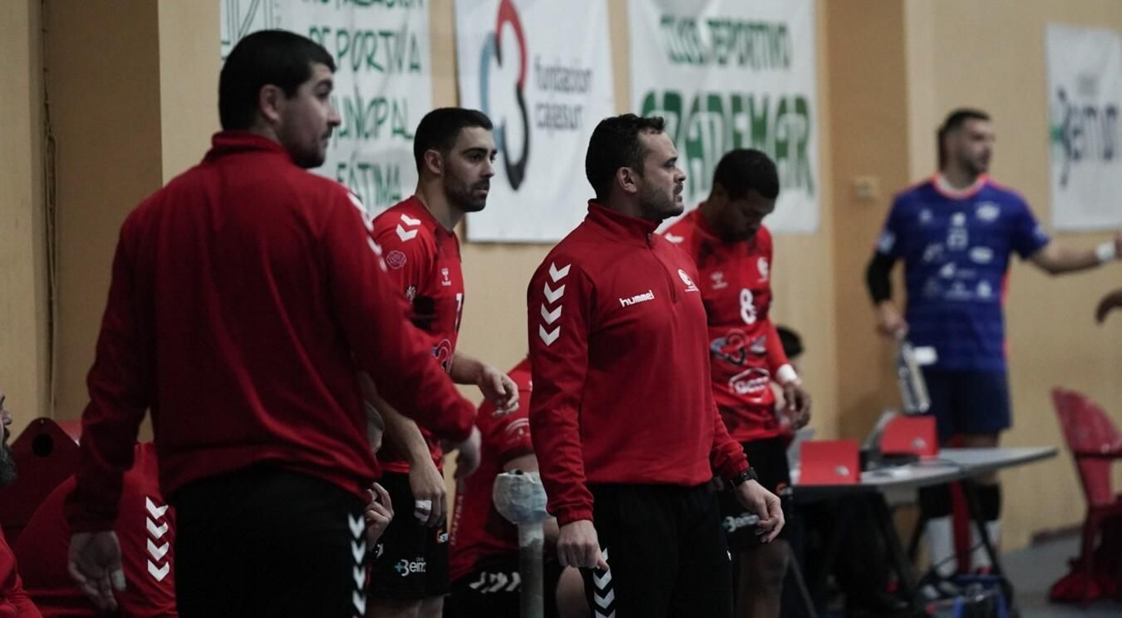 Jesús Escribano, en el centro de la imagen, durante un partido del Córdoba BM de este curso.