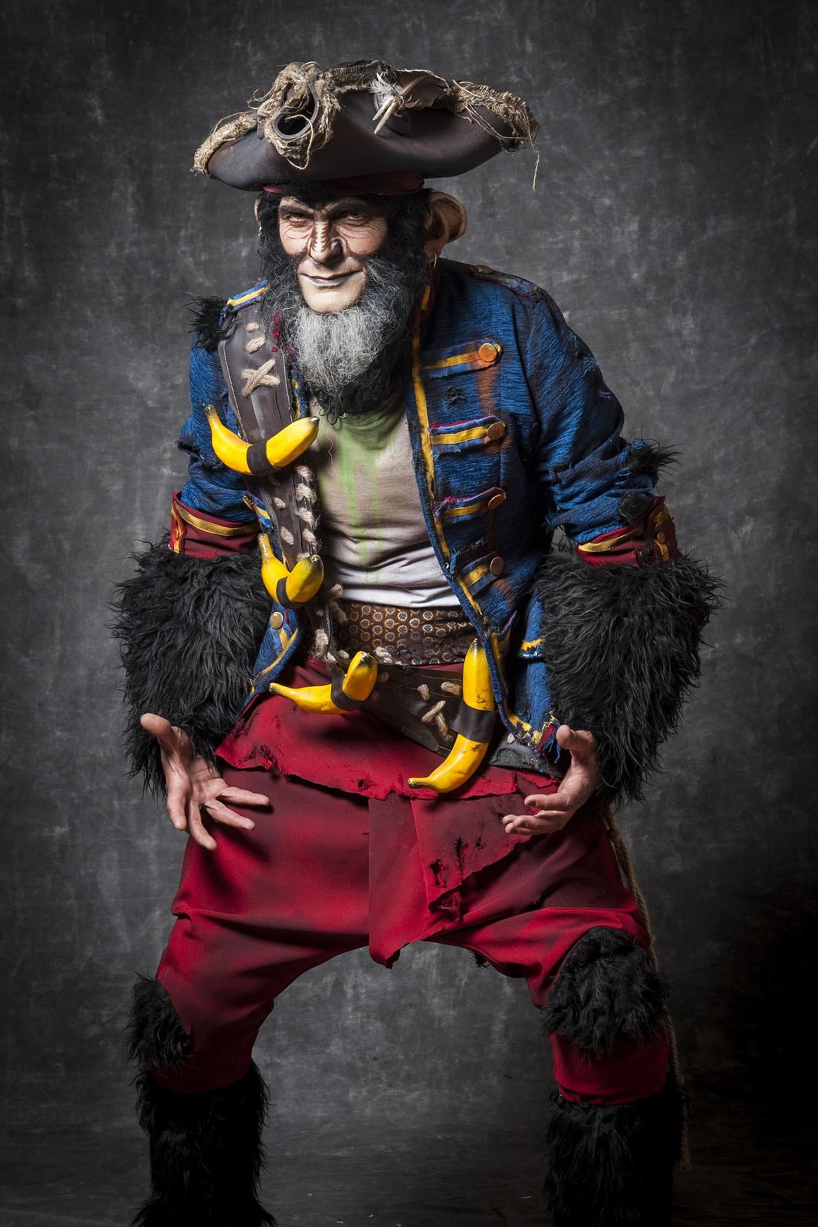 'los irracionales'.  El tipo del año es el de la comparsa de Jesús Bienvenido con su genial caracterización.