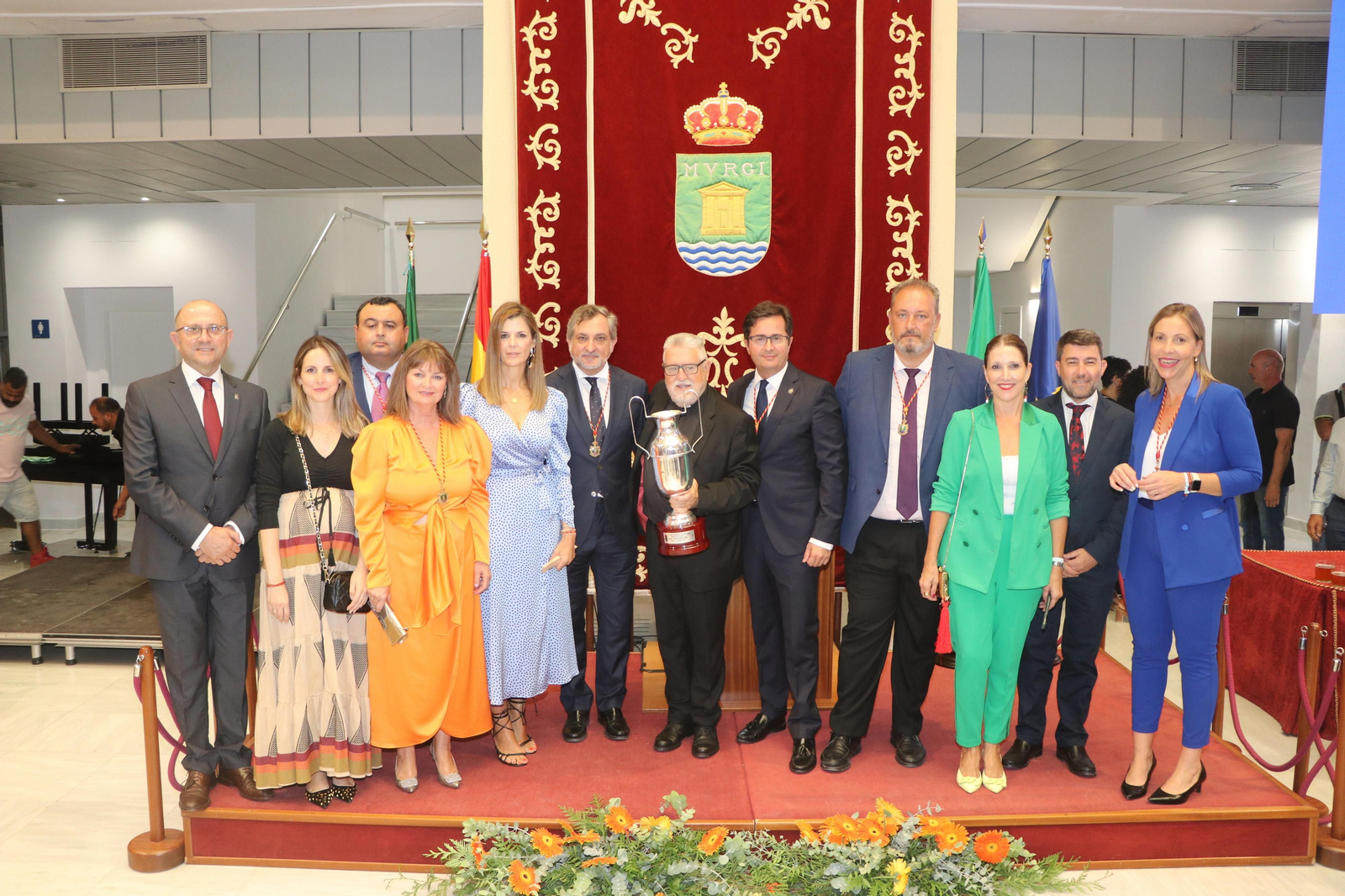 El equipo de Gobierno, con el receptor de la Copa Alcalde, Ángel Becerra.