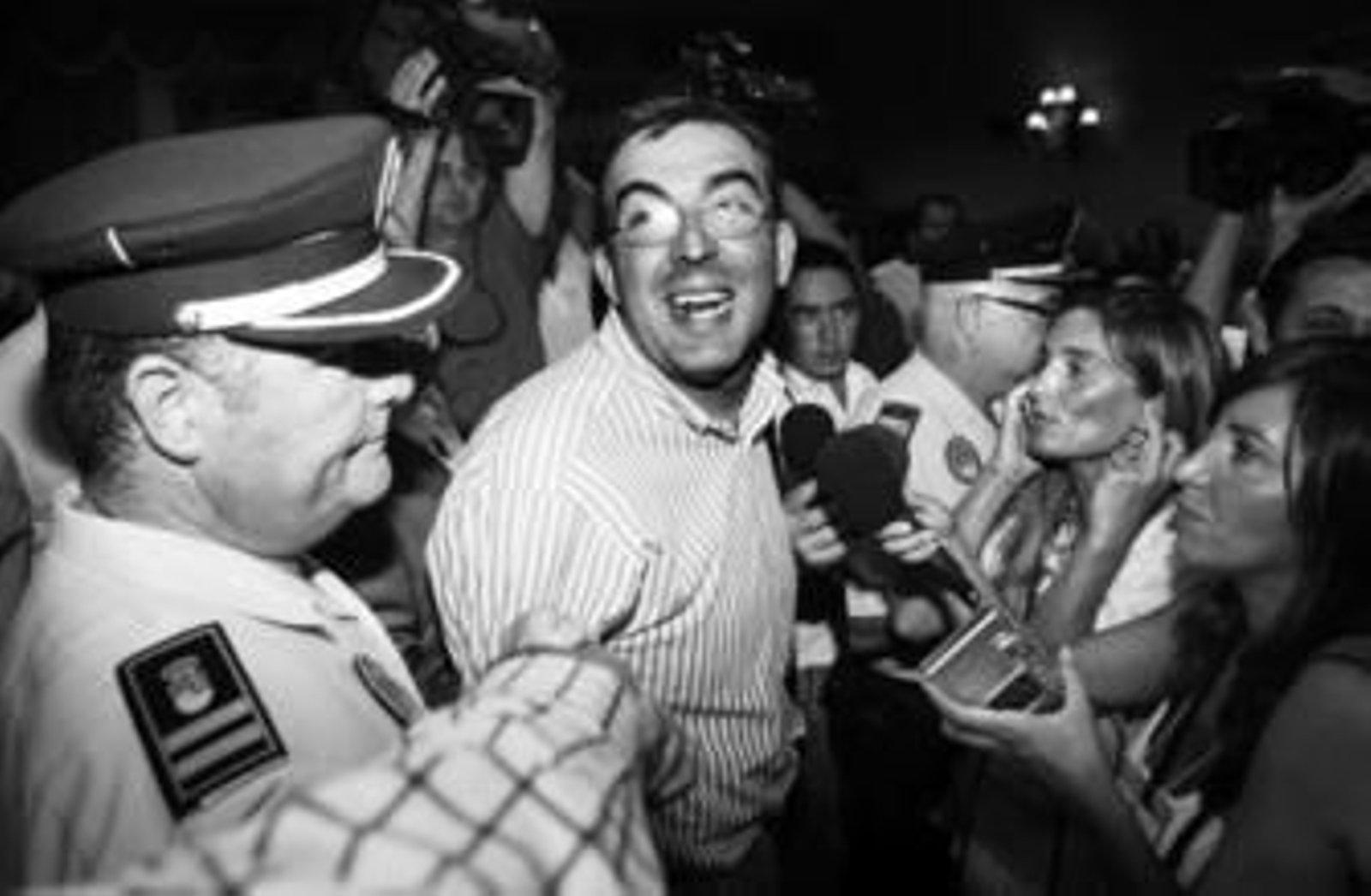 David Valadez, rodeado de periodistas y escoltado por varios agentes tras su elección como alcalde de Estepona, ayer.