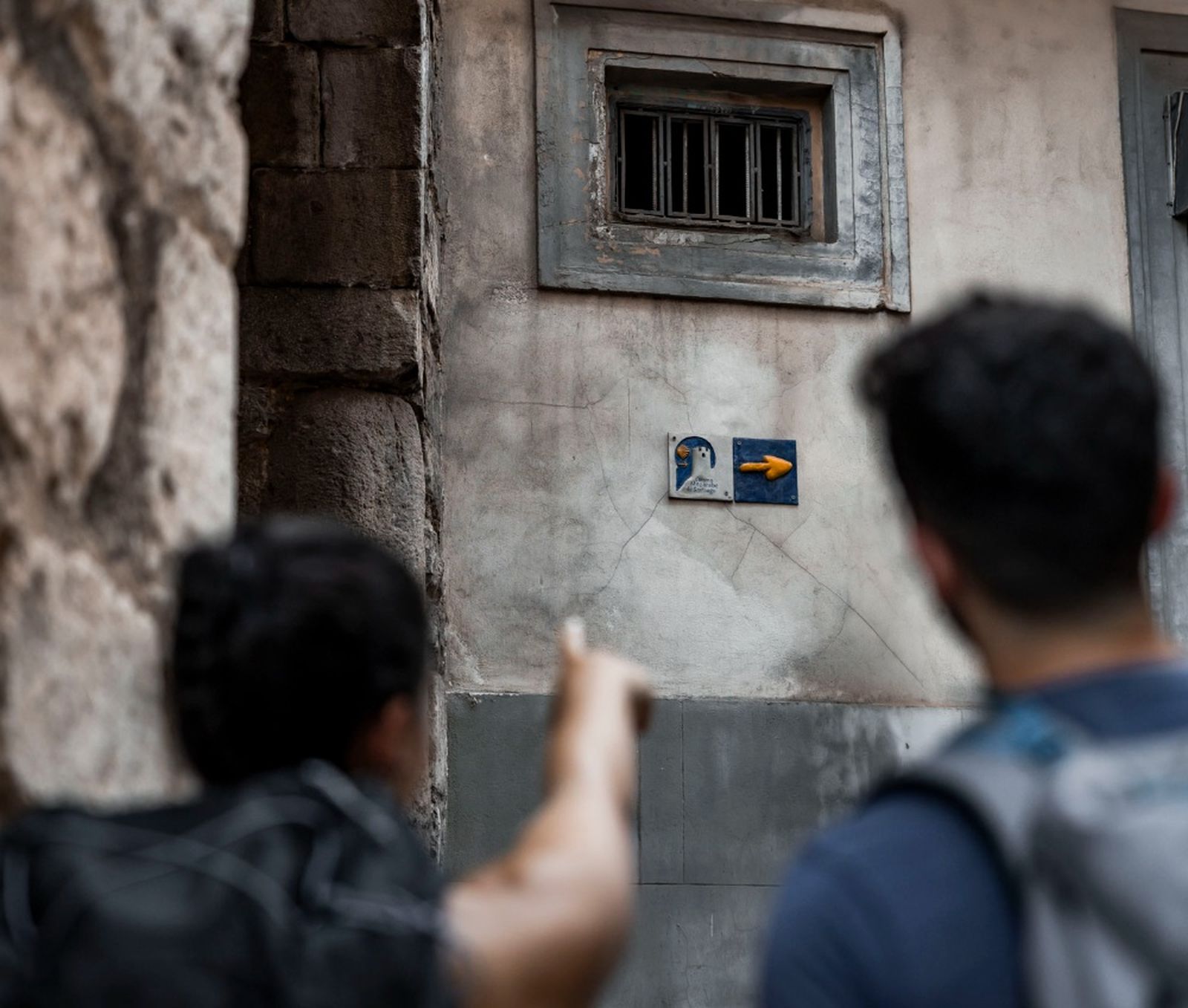 Arte urbano y turismo se dan la mano en estos murales del Camino Mozárabe de Santiago