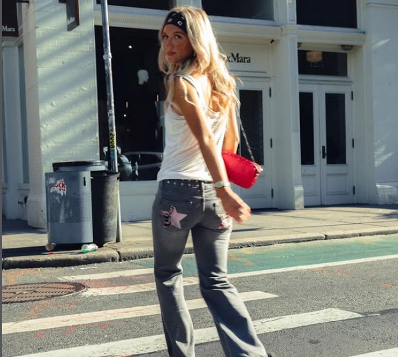 One Dilemma, crea por tres jóvenes estapolas, es la firma responsable de que los vaqueros con estrella sean la última tendencia.