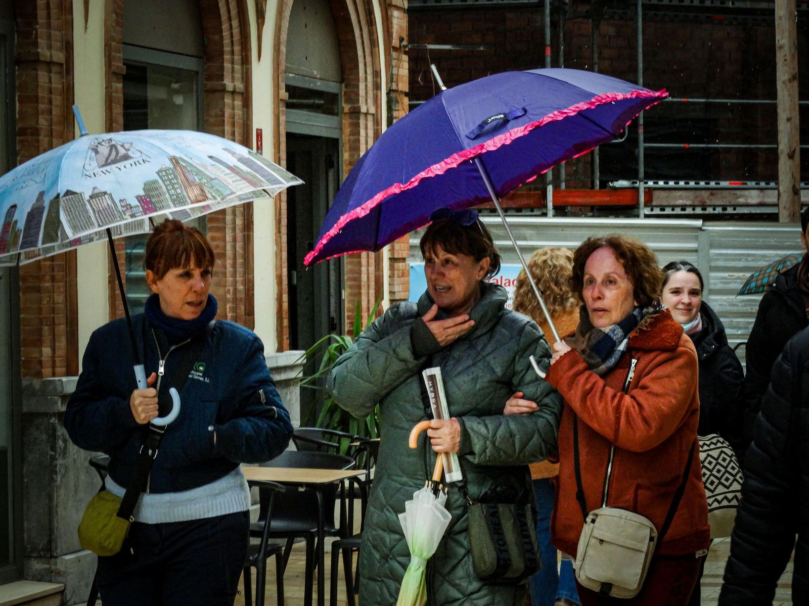 Fotografías del ambiente en la ciudad durante la mañana del lunes