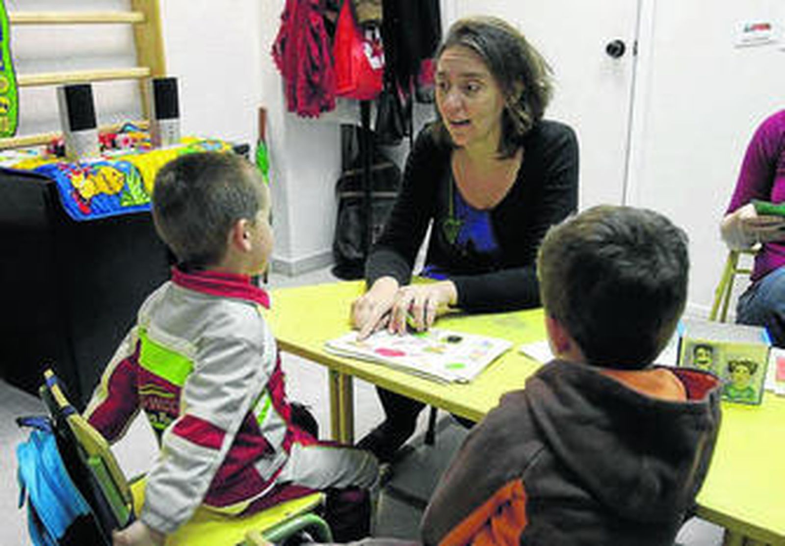 Niños y una profesora en una de las clases de la Asociación.