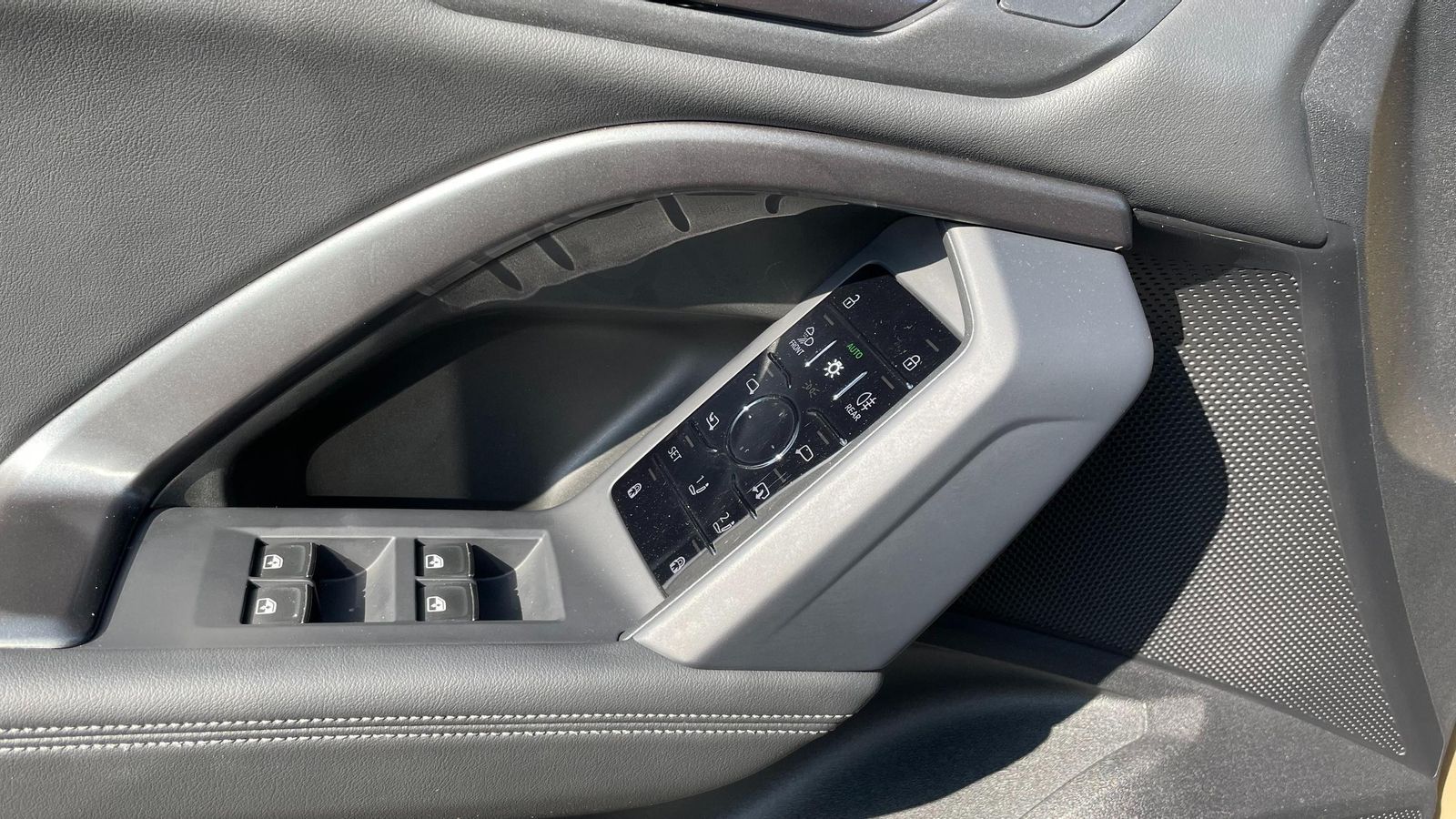 Este voluminoso bloque de elementos, que los deja muy al alcance del conductor, sin embargo hace que el asidero de la puerta le quede lejos cuando esta se abre totalmente y hay que tirar de ella para cerrarla.