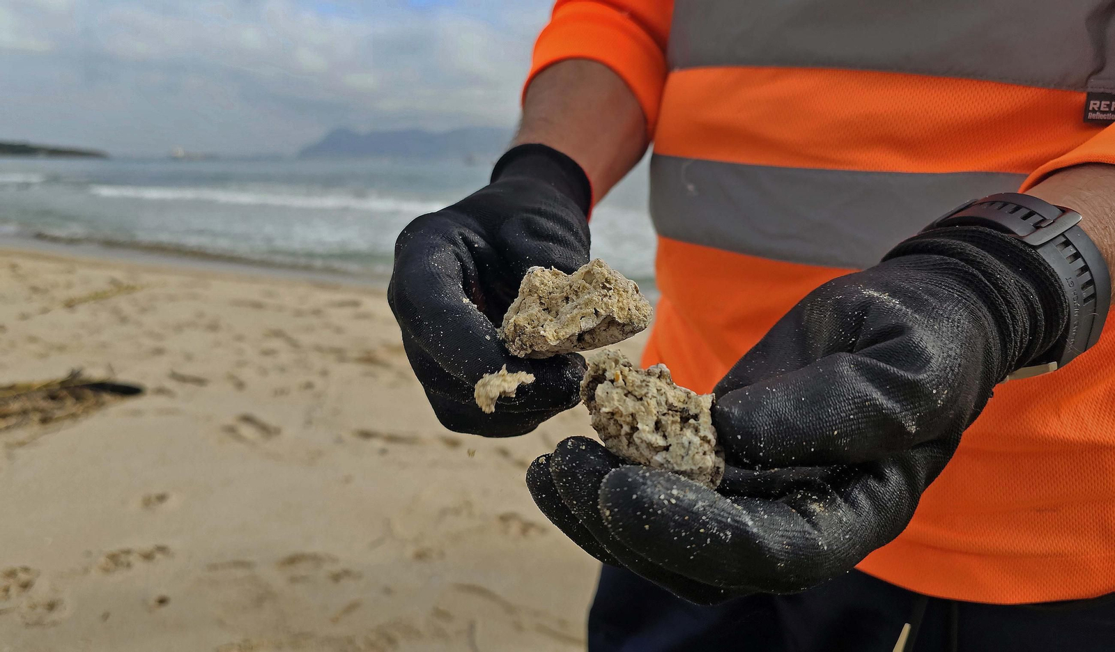 Fotos de la limpieza de las bolas blancas en la playa de Getares en Algeciras