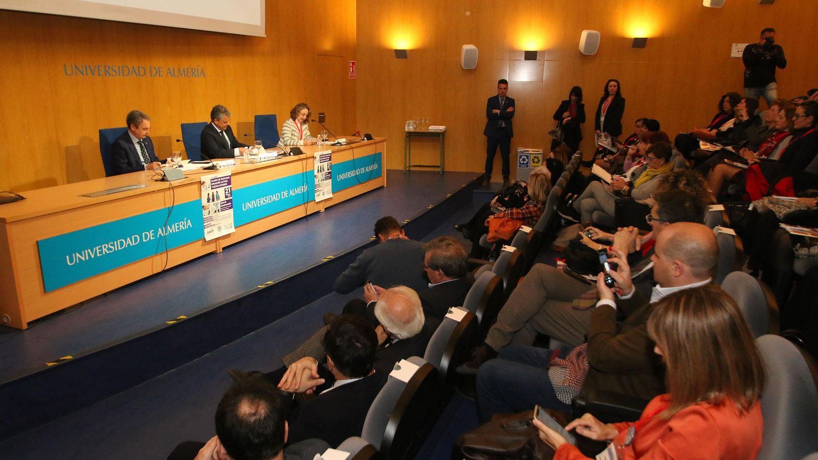 El expresidente José Luis Rodríguez Zapatero, junto al rector Carmelo Rodríguez y la presidenta de la AMIT, Adela Muñoz, en la inauguración de la jornadaen la UAL.