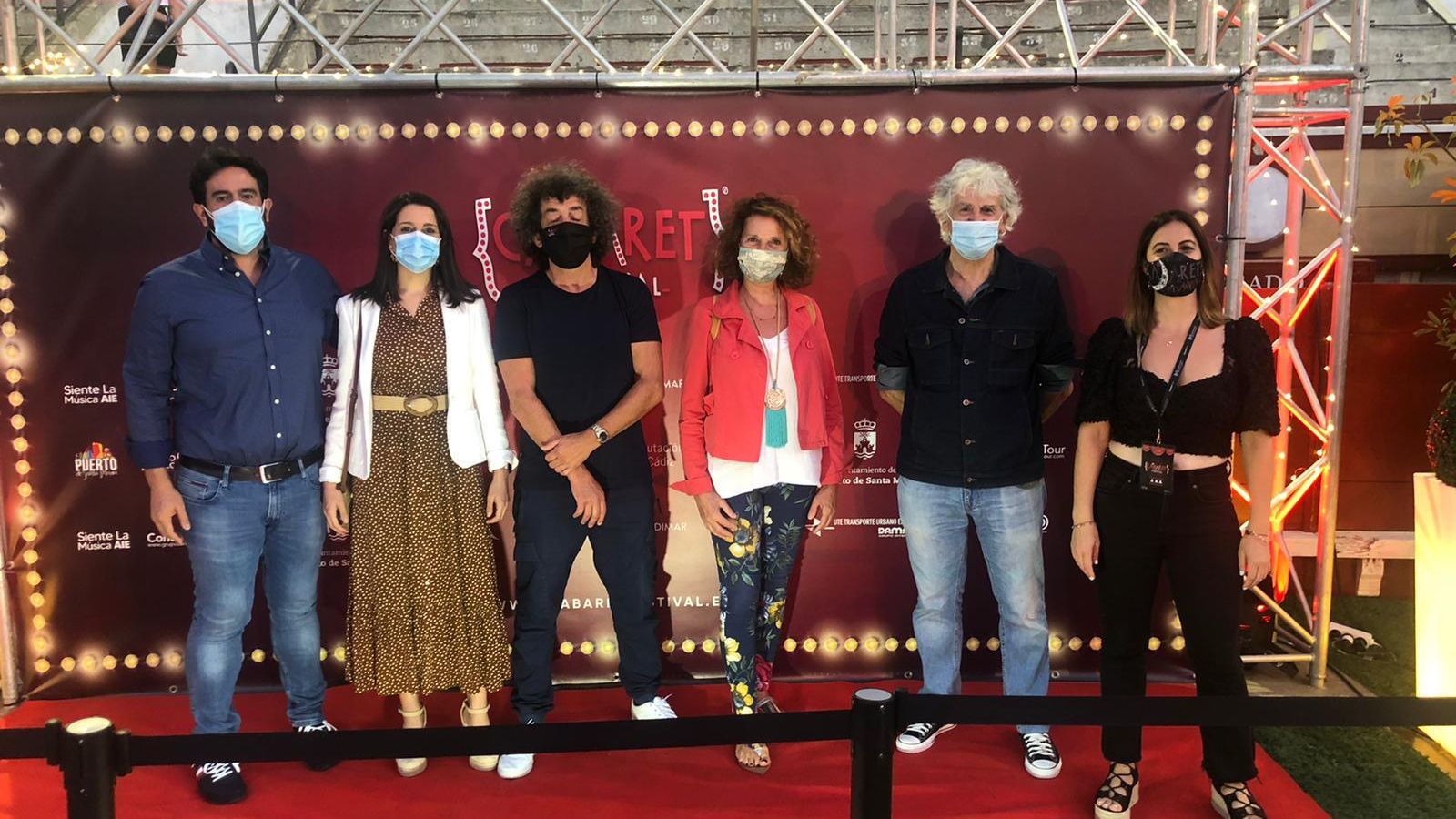 La presidenta de Ciudadanos, Inés Arrimadas, junto a Xavier Cimas, el director de Atapuerca, Juan Luis Arsuaga, y los promotores del Cabaret Festival, Rafael y Déborah Casillas.