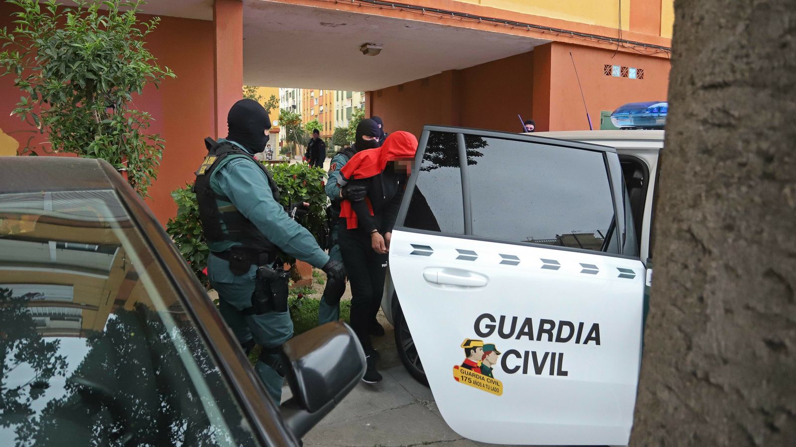 Fotos del registro de la Guardia Civil en la calle Guadalupe de La Línea