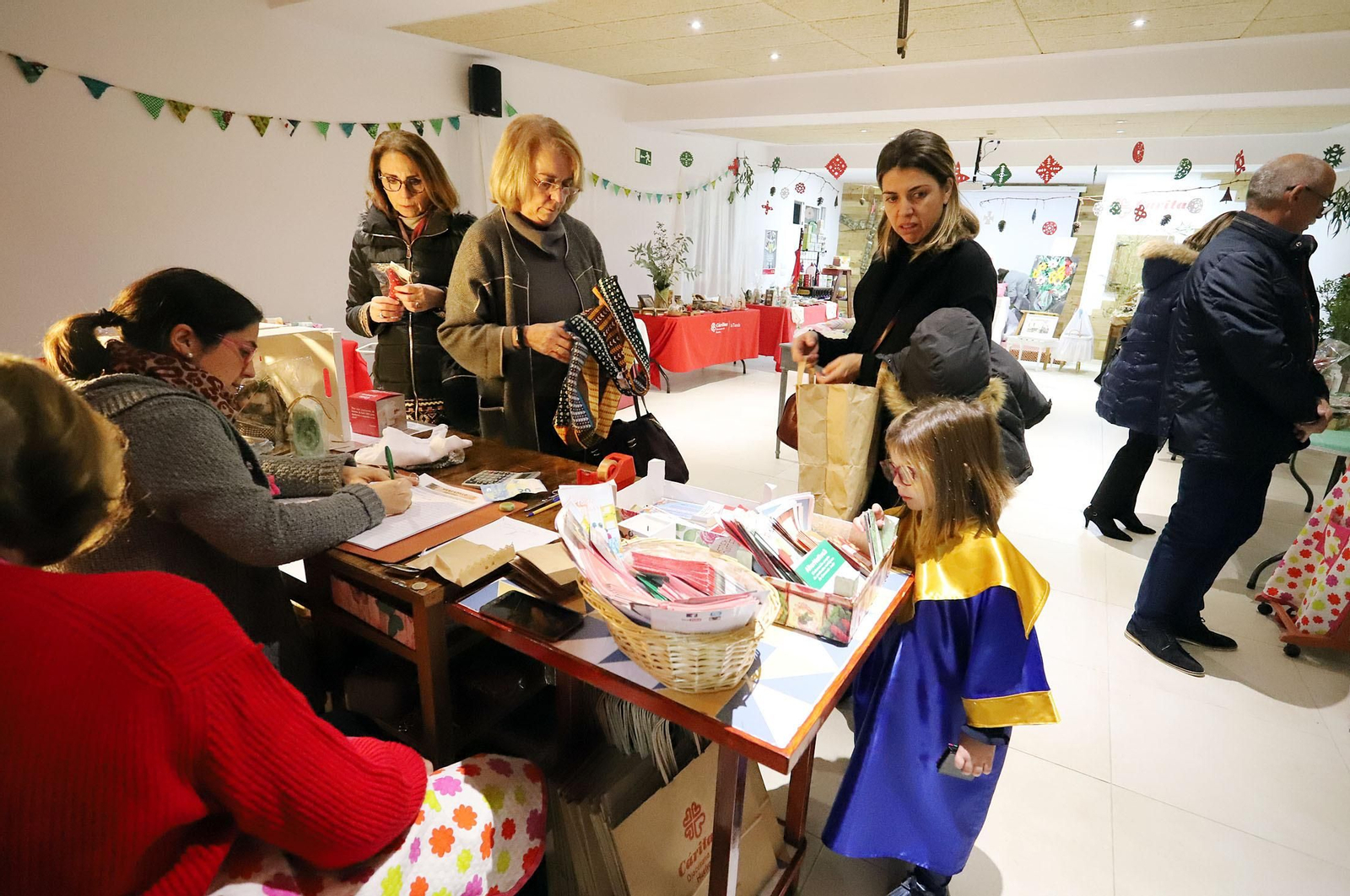 Imágenes del mercado navideño de Cáritas