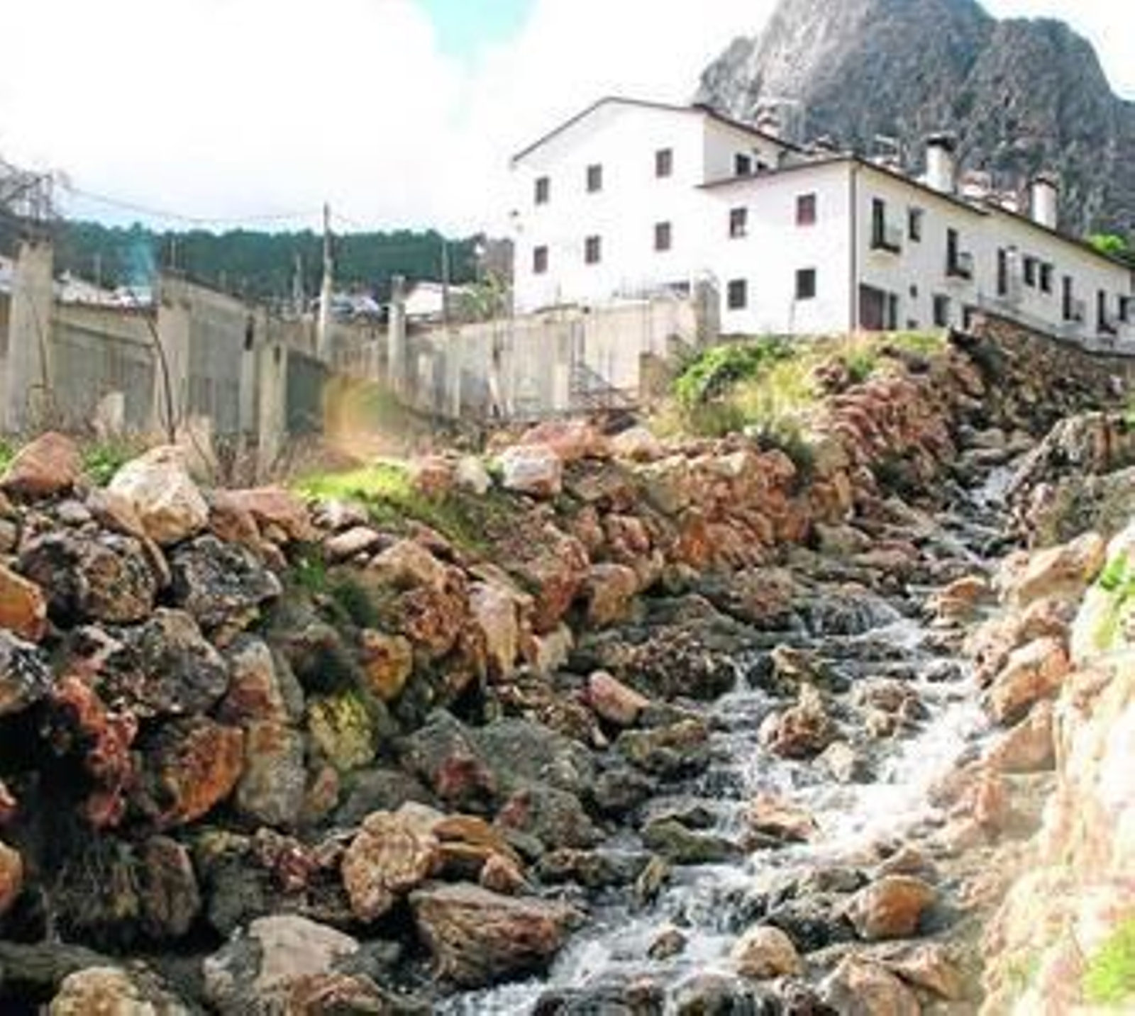Cauce desviado del río, y a la izquierda, bloque erigido sobre el primitivo cauce en Grazalema.
