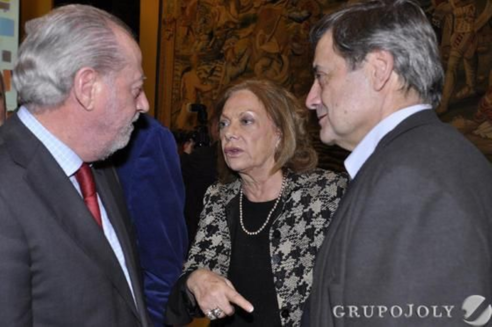 El presidente de la Diputación de Sevilla, Fernando Rodríguez Villalobos conversa con Amparo Rubiales y Víctor Pérez Escolano.

Foto: Juan Carlos Vázquez / Manuel Gómez