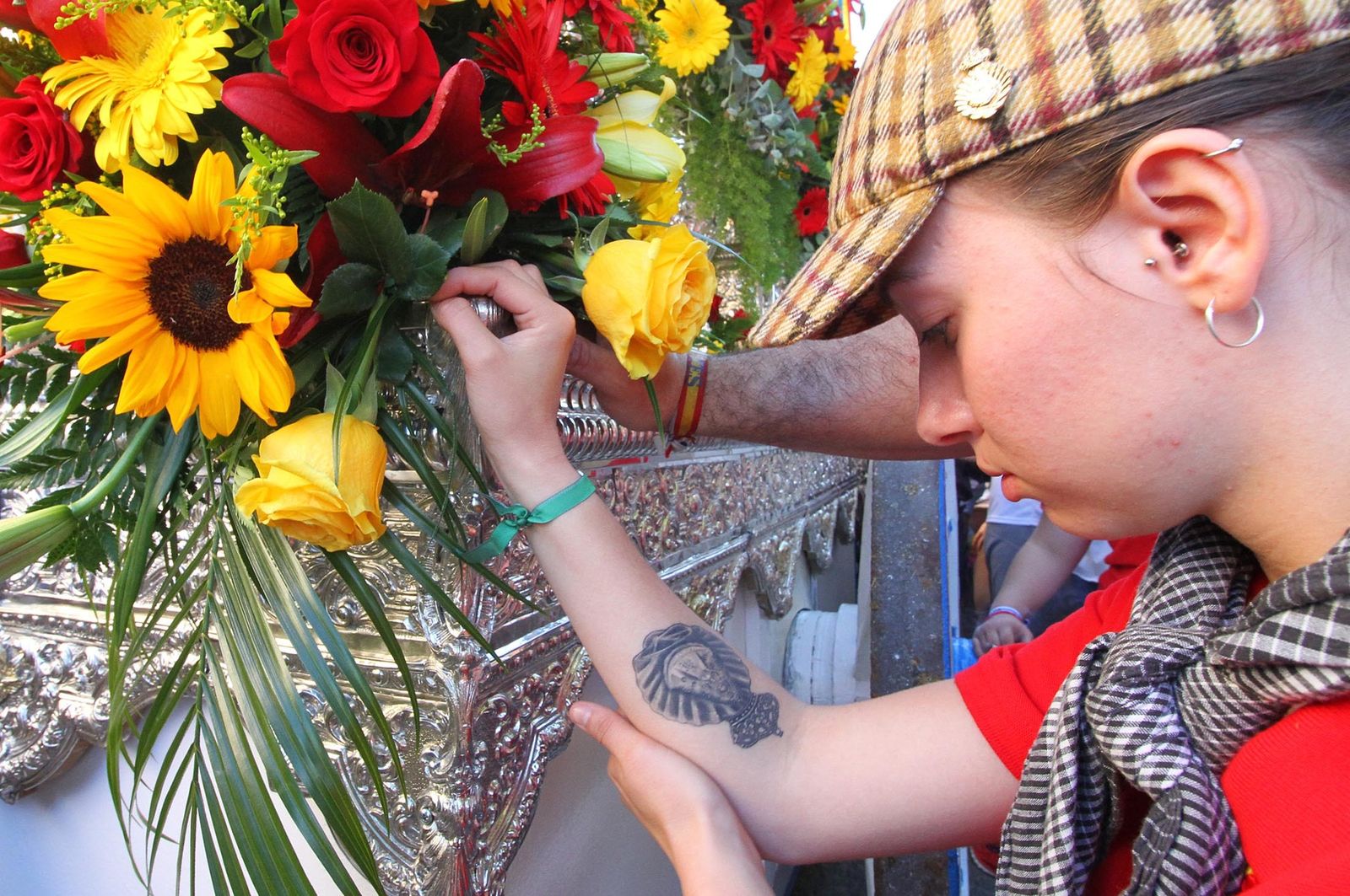 Imágenes de los caballistas, peregrinos a pie y carros de la Hdad de Emigrantes