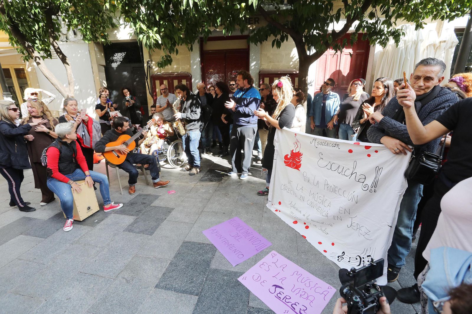 Un momento de la concentración de los músicos de 'Escucha' el pasado jueves en el Ayuntamiento.