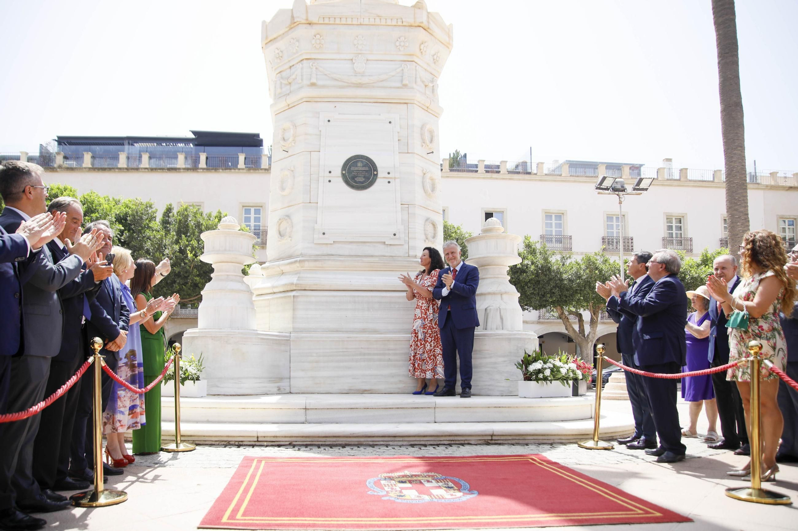 Placa de memoria histórica en el monumento de los coloraos, en imágenes