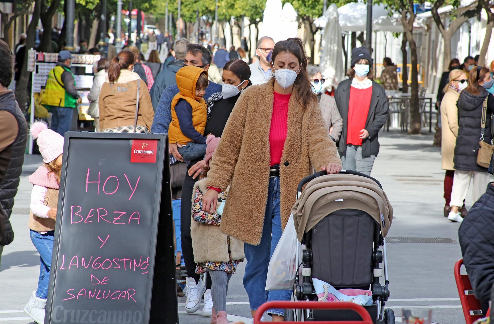 Puente de la Constitución,El centro de Jerez  llena de publico sus bares y terrazas