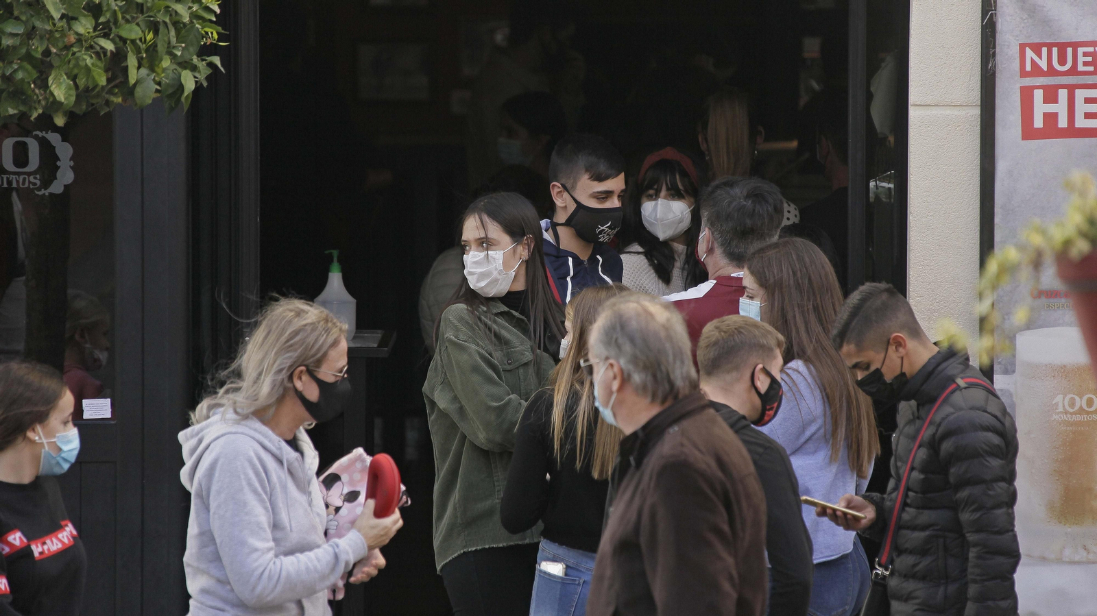 Ambiente en los bares y restaurantes de Algeciras en el fin de semana