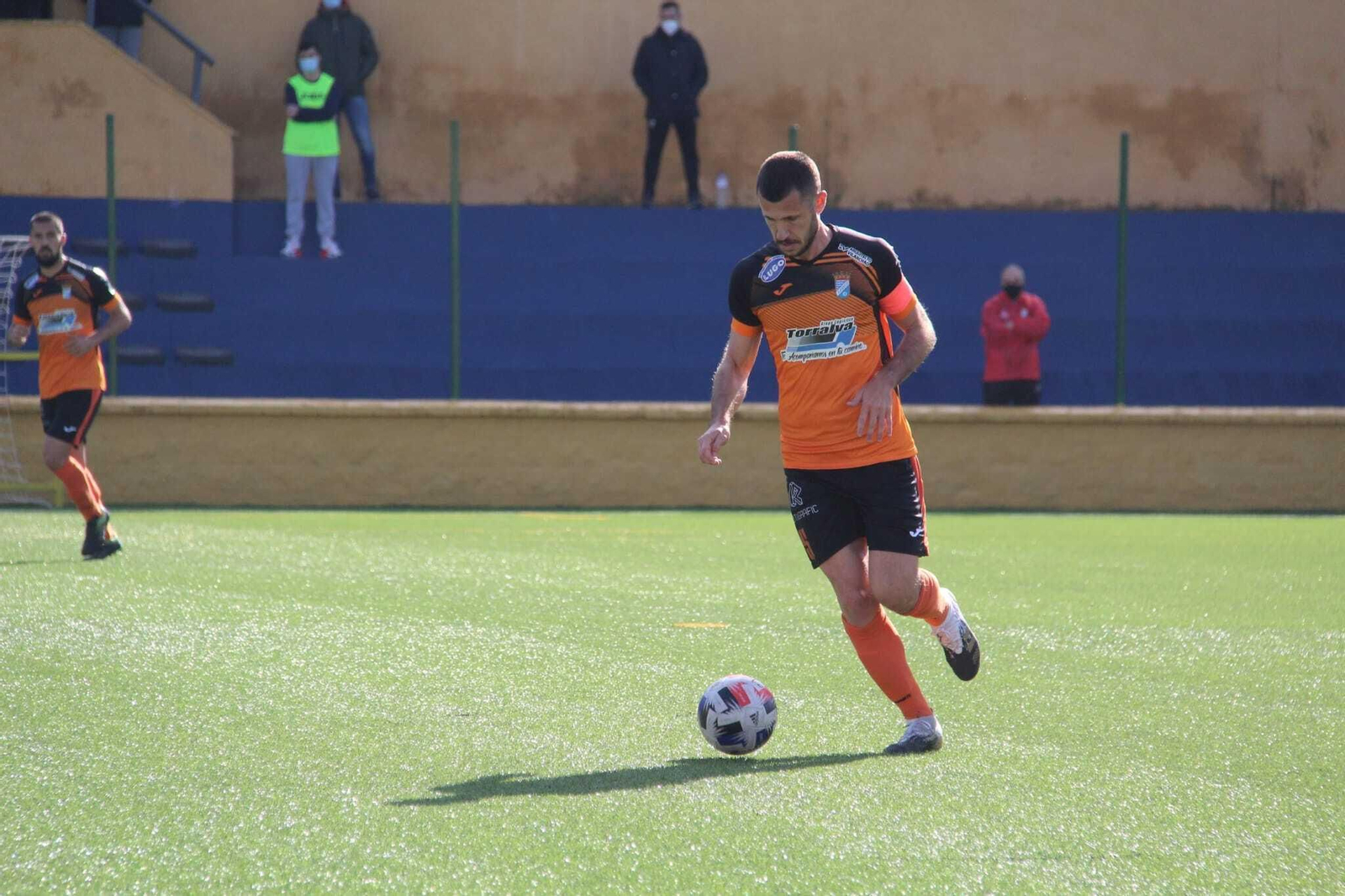 Álex Colorado, autor del gol del empate, conduce el balón.