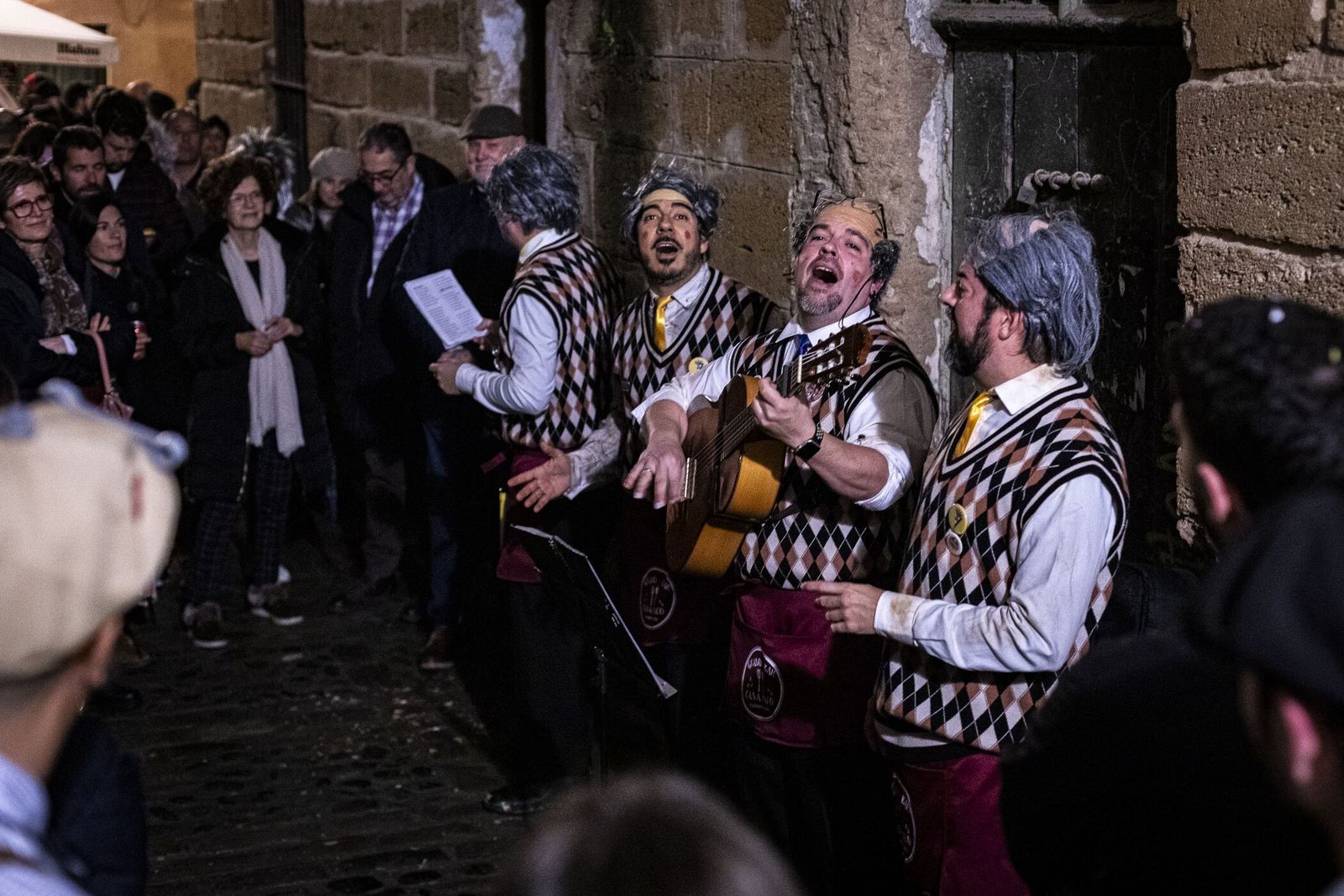 Una chirigota callejera cantando en El Pópulo en el Carnaval de Cádiz 2025
