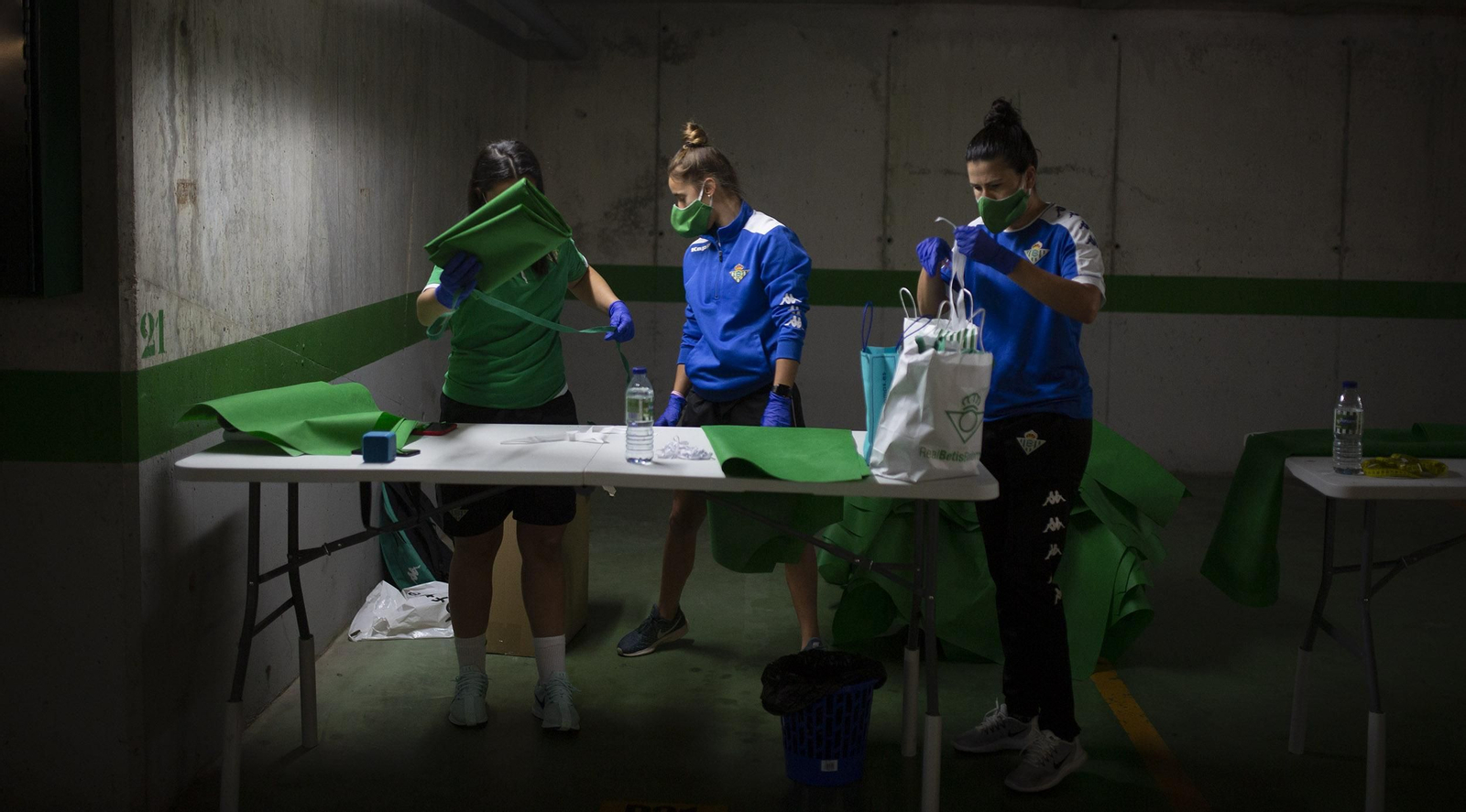 Coronavirus: Las jugadoras del Betis fabrican batas y  mascarillas para los sanitarios