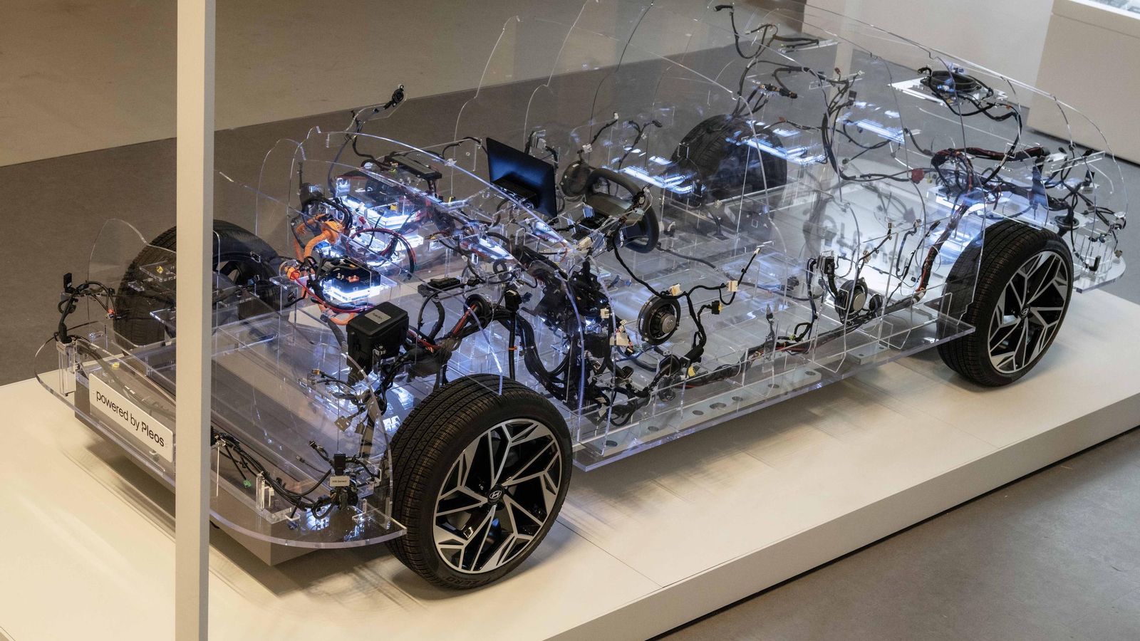 El grupo industrial coreano está avanzando hacia los SDV a través de innovaciones en la arquitectura eléctrica y electrónica (E&E), junto con el desarrollo del propio sistema operativo para vehículos de Hyundai Motor Group y Pleos Connect. El grupo industrial coreano está avanzando hacia los SDV a través de innovaciones en la arquitectura eléctrica y electrónica (E&E), junto con el desarrollo del propio sistema operativo para vehículos de Hyundai Motor Group y Pleos Connect.