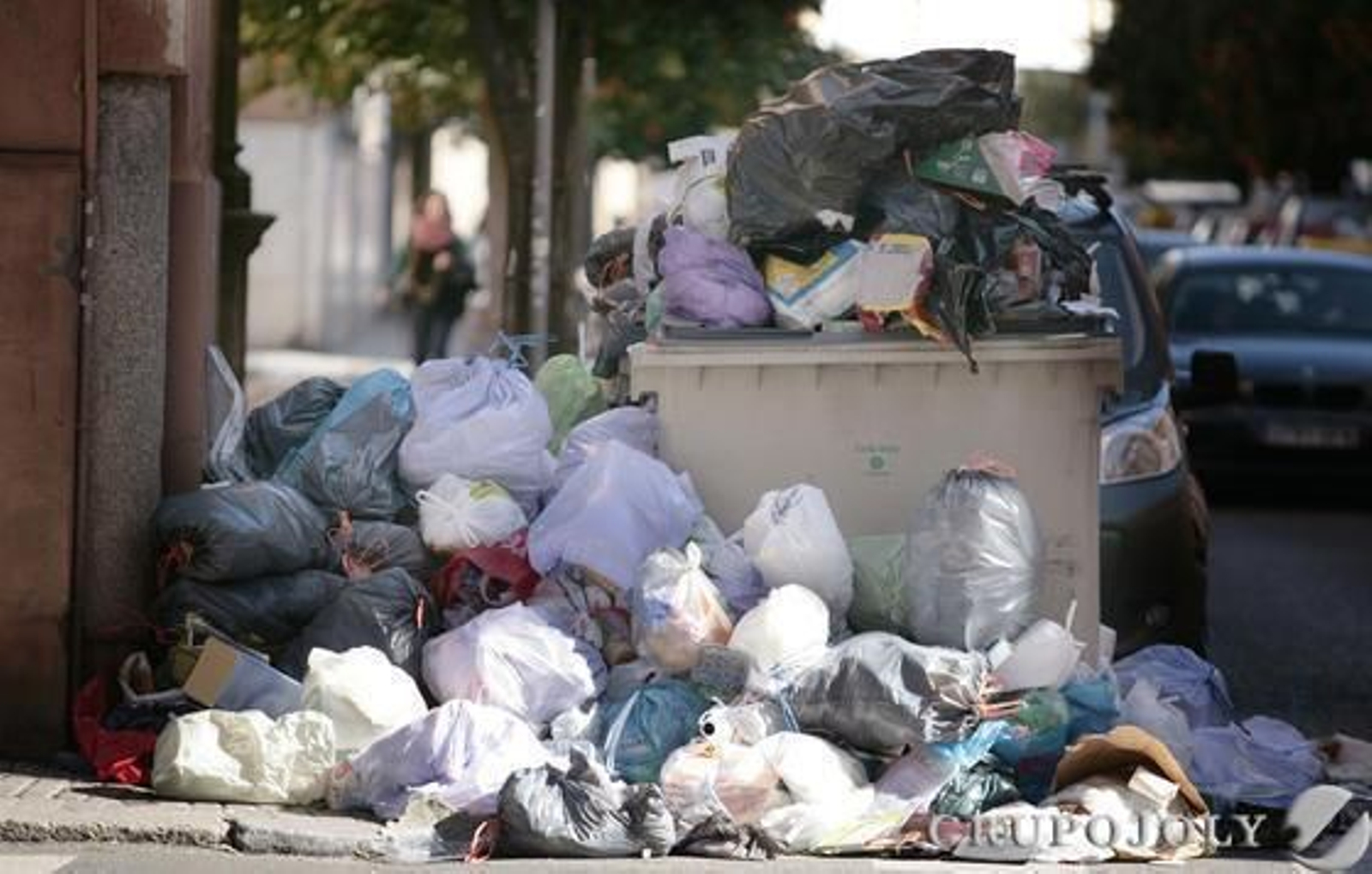 Montañas de basura se acumulan por las calles de Sevilla.

Foto: Juan Carlos Muñoz