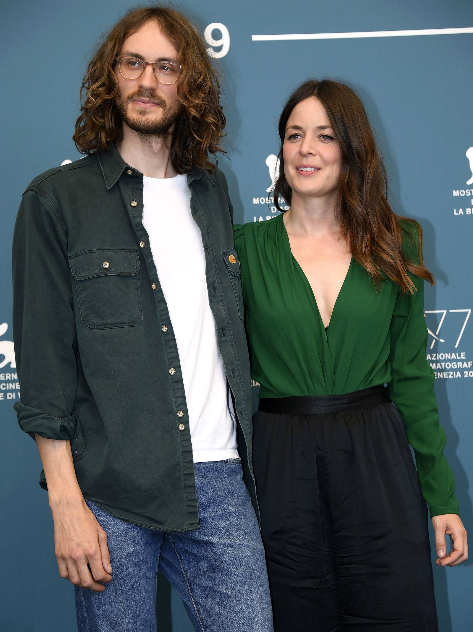 Nathan Grossman y Cecilia Nessen, director y productora respectivamente del documental 'I am Greta', este viernes en Venecia.