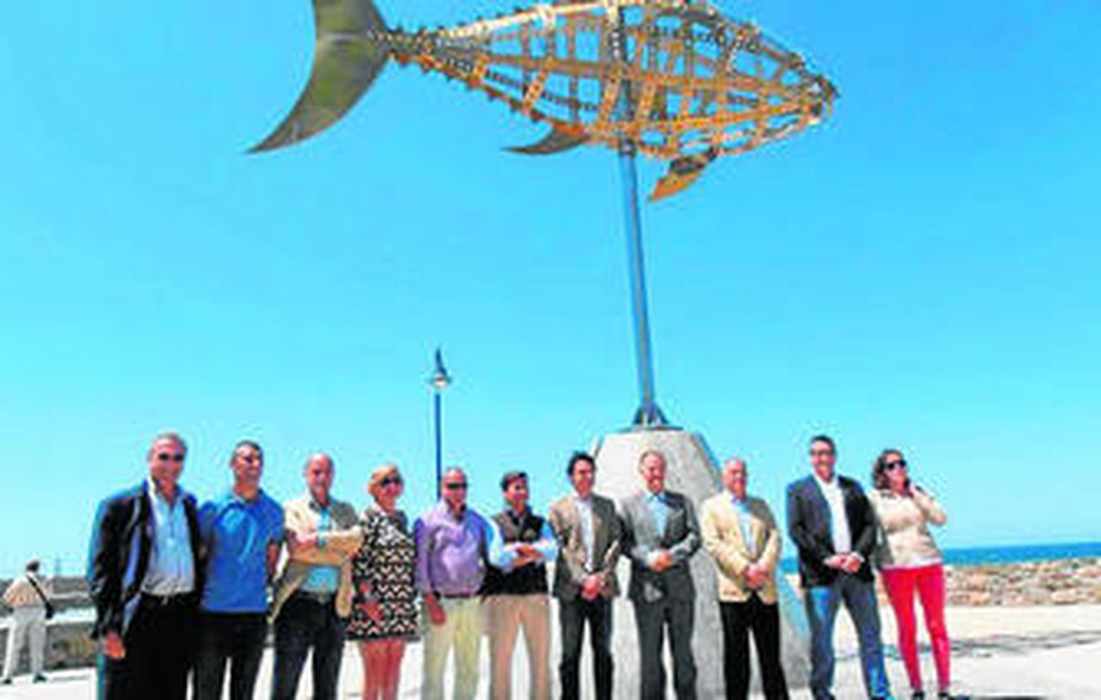 Gil junto a los empresarios en la inauguración del monumento, ayer.