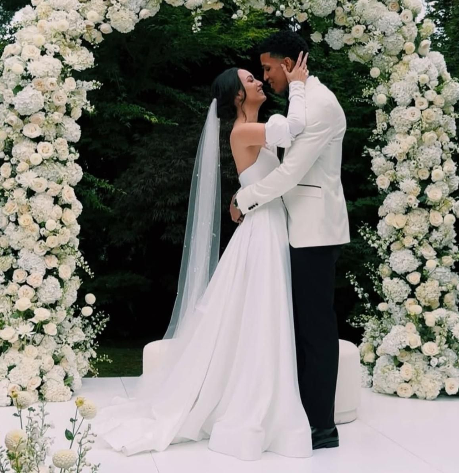Tyson Pérez, un fin de semana redondo: Renovación y boda con compañeros del Unicaja Tyson Pérez, un fin de semana redondo: Renovación y boda con compañeros del Unicaja