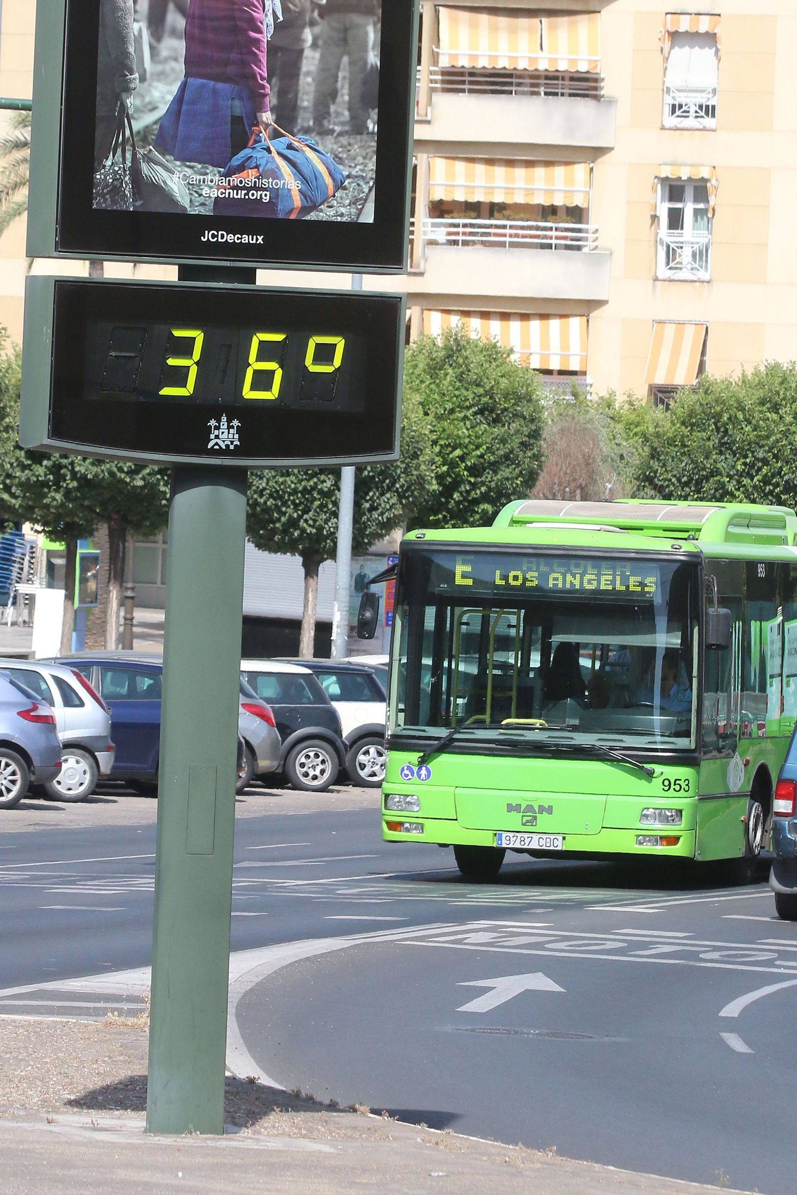 Un autobús discurre por el Centro en un cálido día del pasado septiembre.