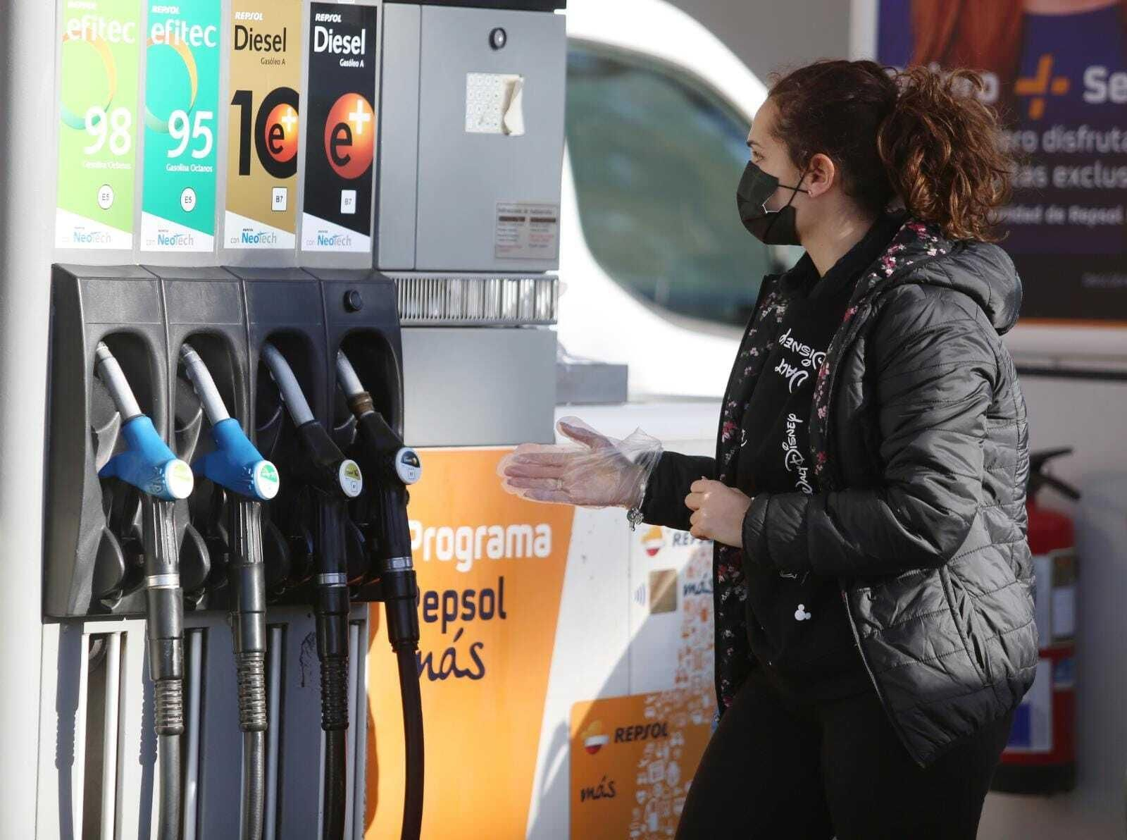 Las fotos del primer día de gasolina bonificada en Málaga