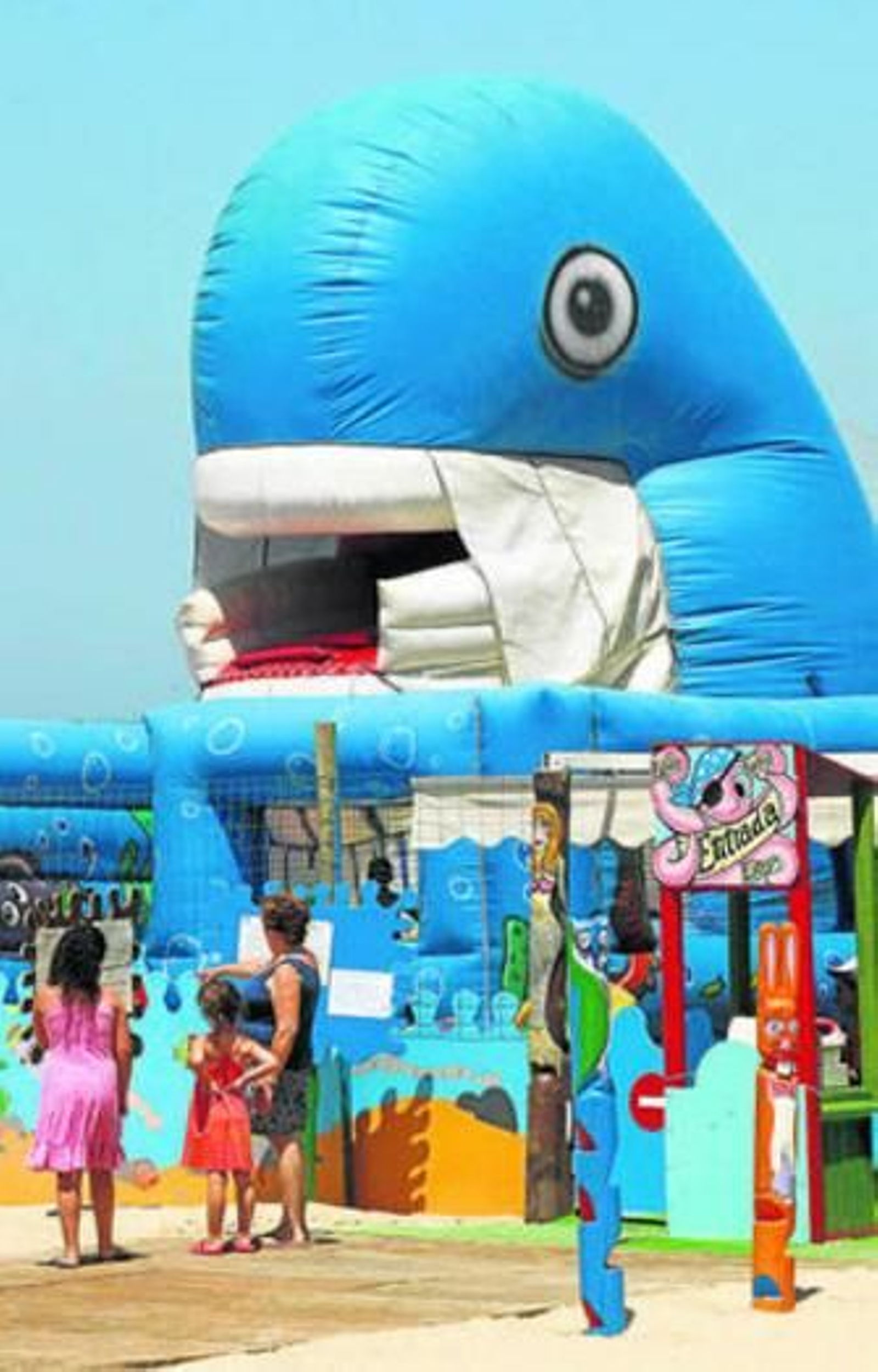 La gran ballena preside desde hace 15 años este parque infantil.