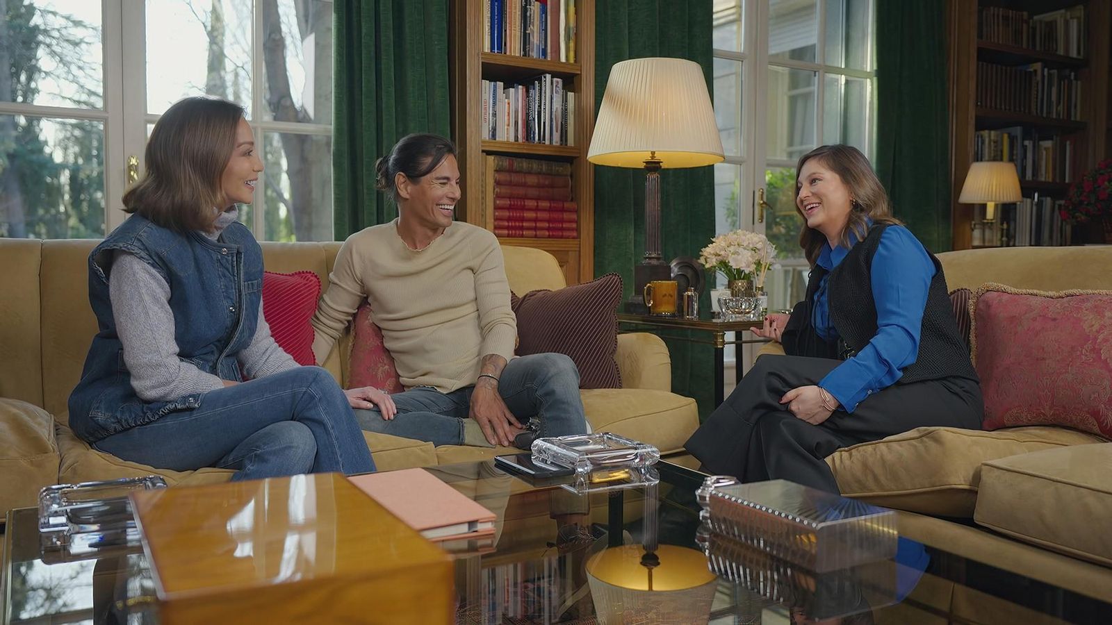 Julio José y Chábeli Iglesias charla con su madre, Isabel Preysler, en la casa familiar.