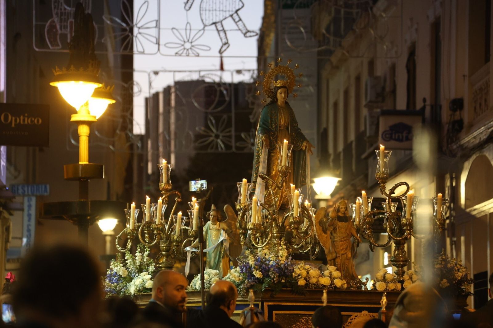 La procesión de la Virgen de la Milagrosa de Córdoba, en imágenes