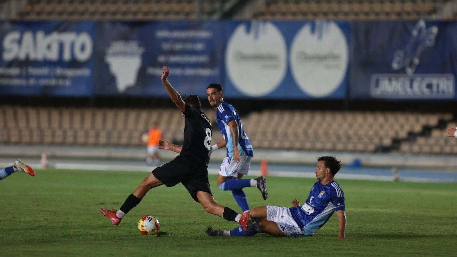 Guille Campos y Chacartegui intentan frenar a Cristóbal.