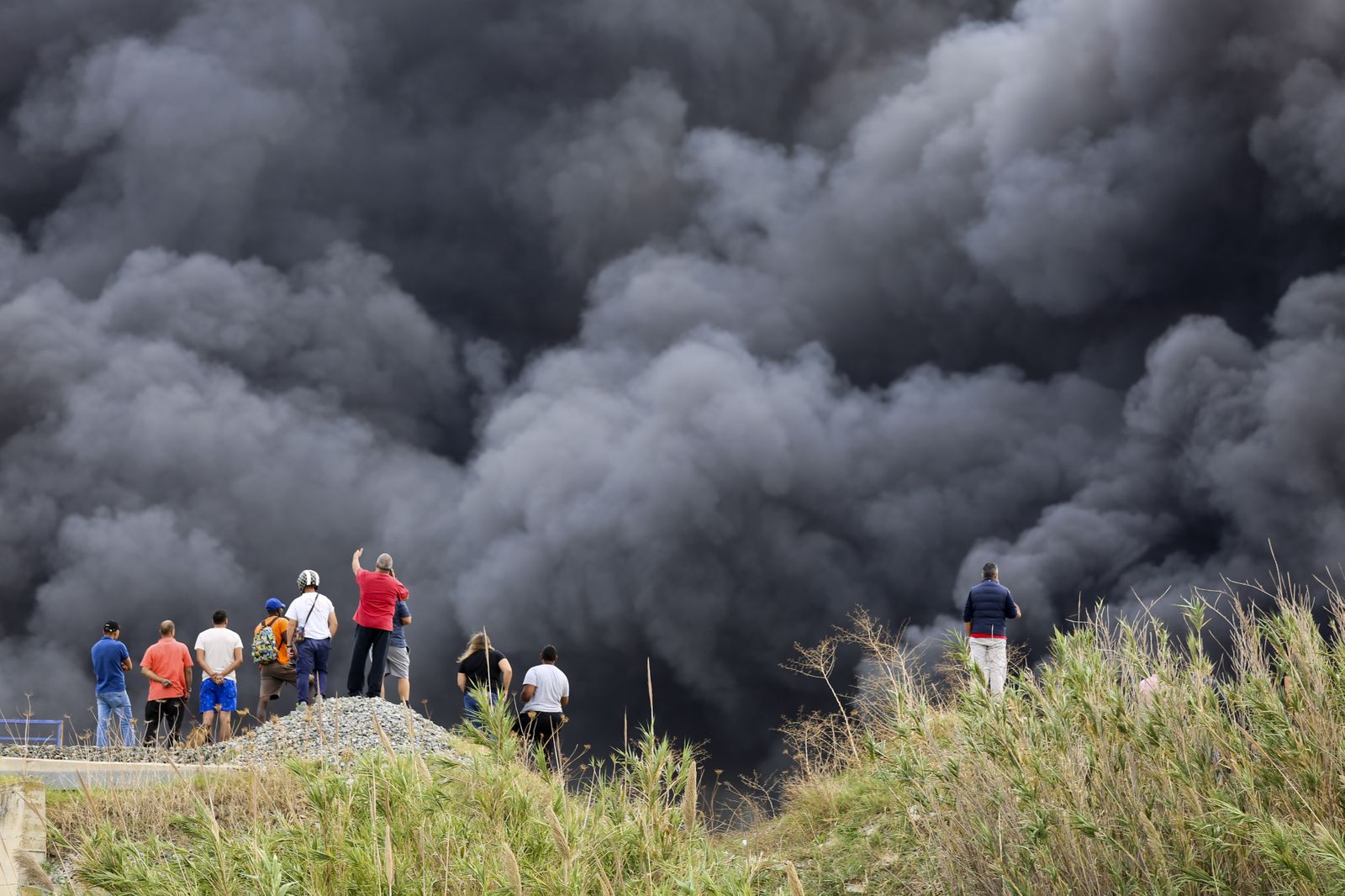 Fotos del incendio de varios vehículos en un aparcamiento de caravanas del polígono Guadalhorce