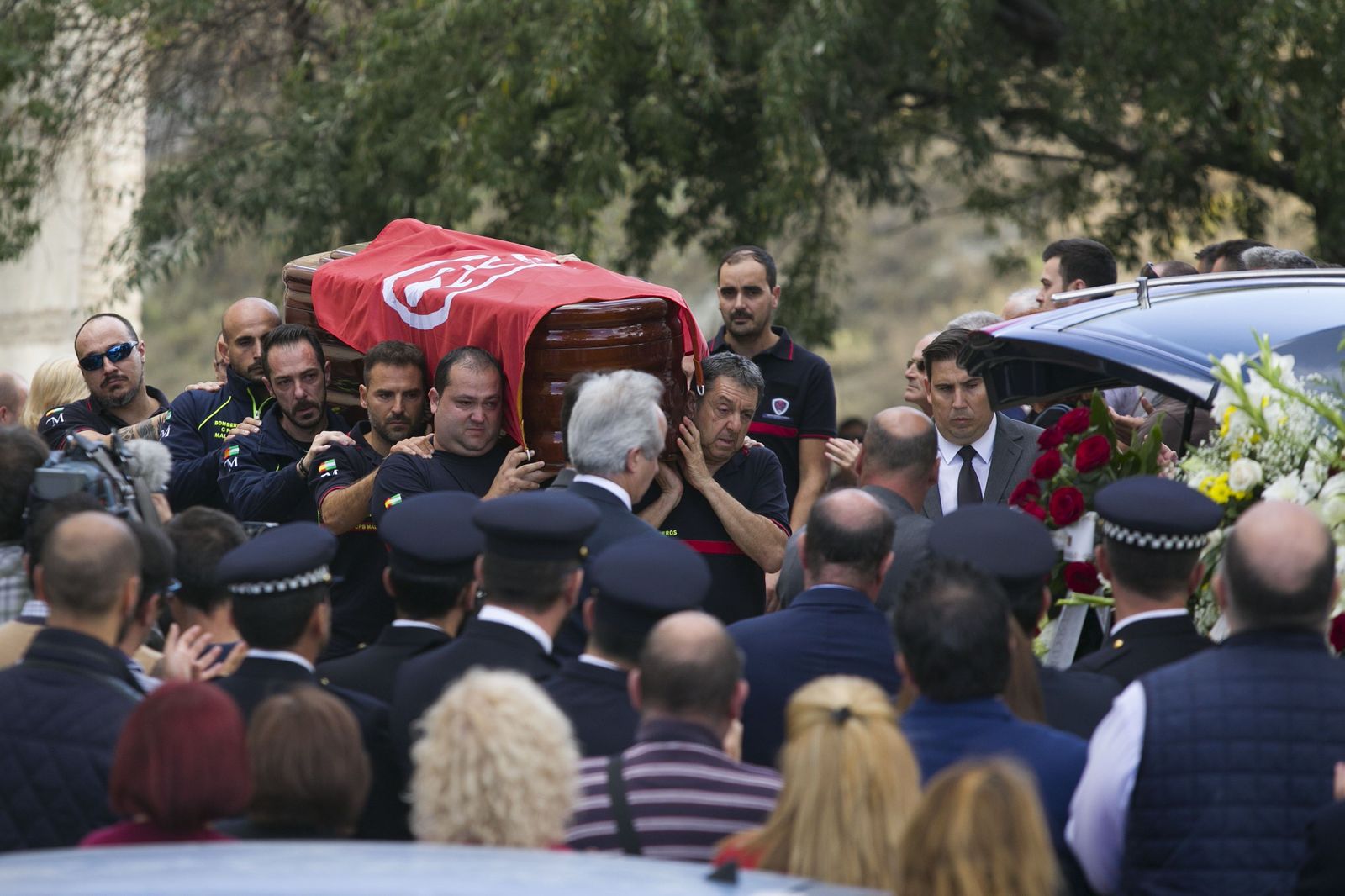 Compañeros y vecinos despiden al bombero fallecido en Campillos.