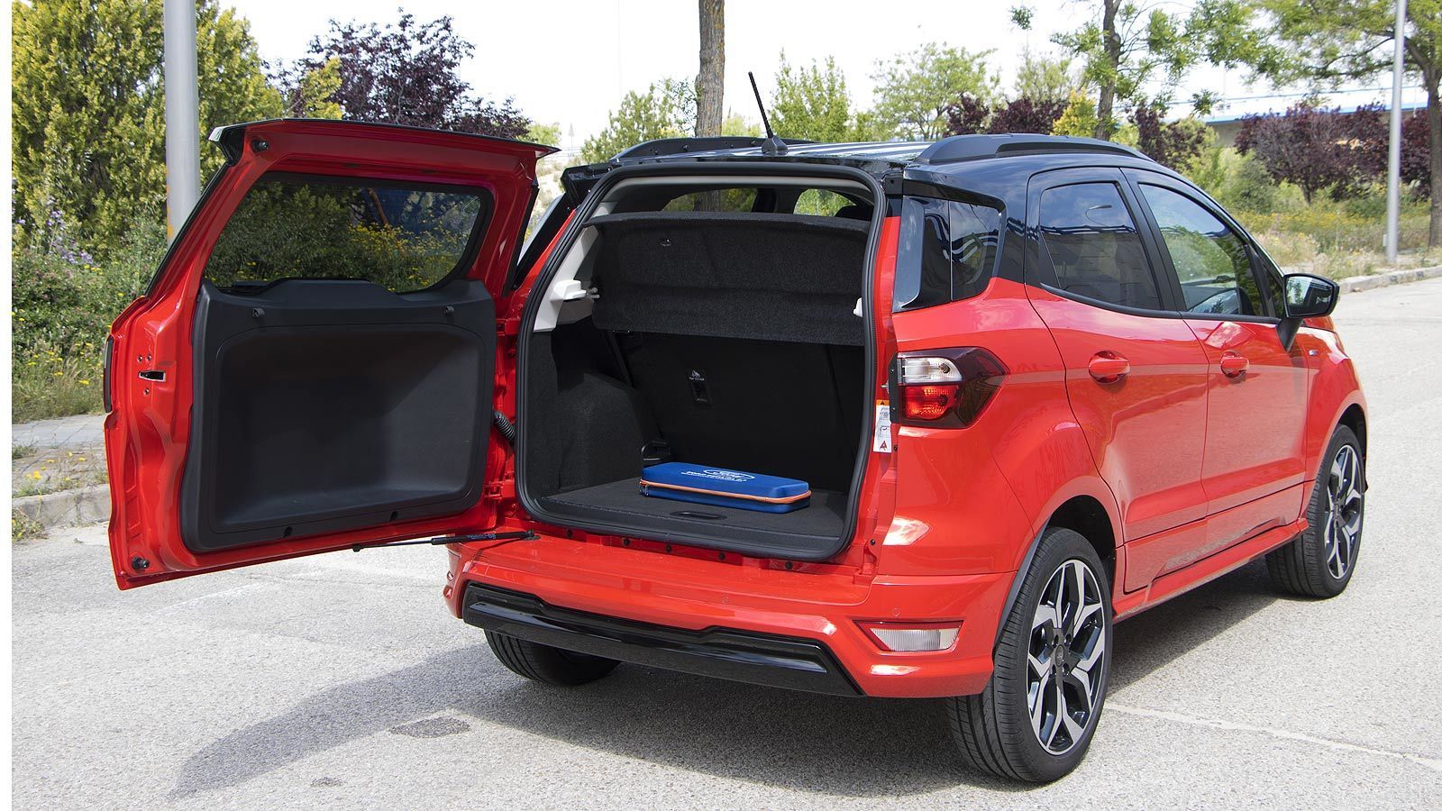 La apertura lateral del portón puede ser incómoda en algunos lugares de aparcamiento.