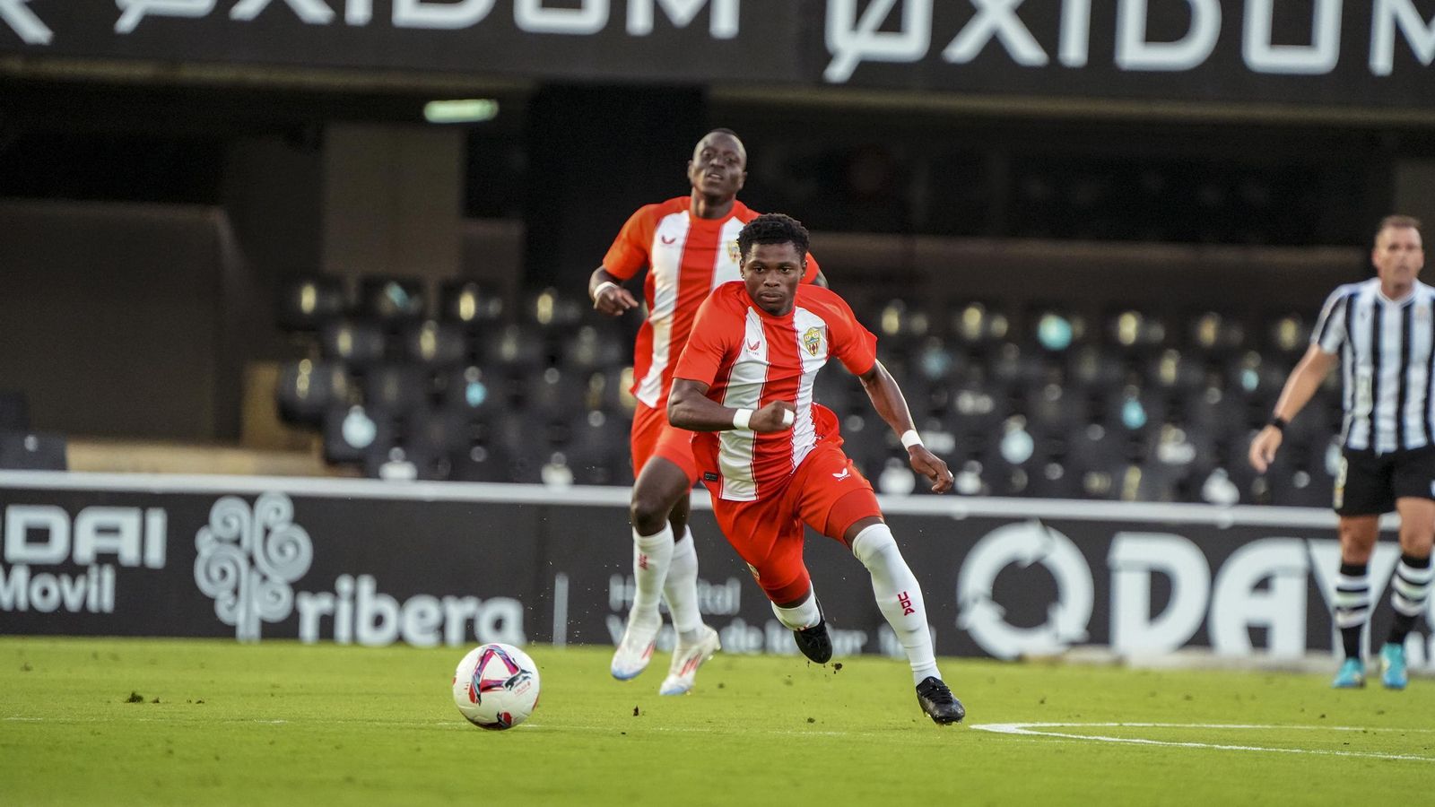 Largie Ramazani busca irse en velocidad en este duelo amistoso.