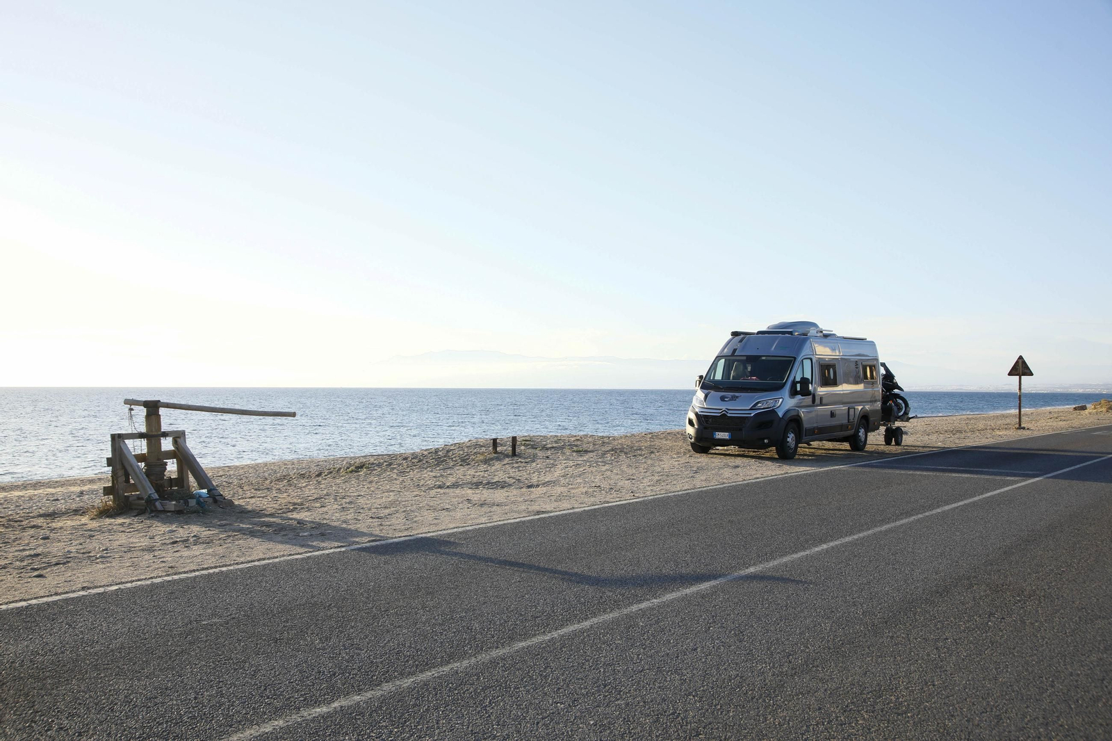 Autocaravanas estacionadas en la playa de Cabo de Gata, en imágenes