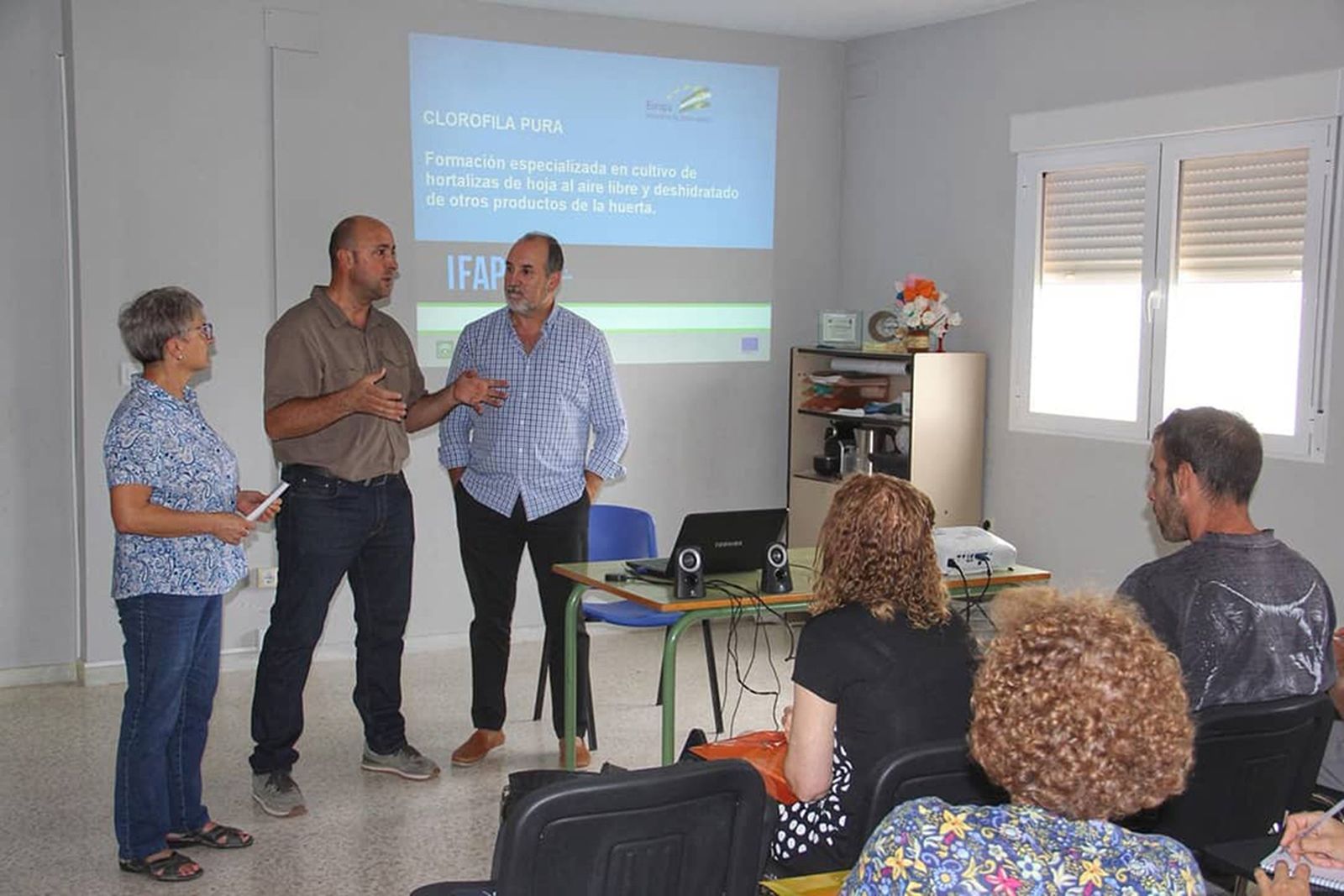 Alcalde y delegado de Agricultura en la presentación de los cursos.