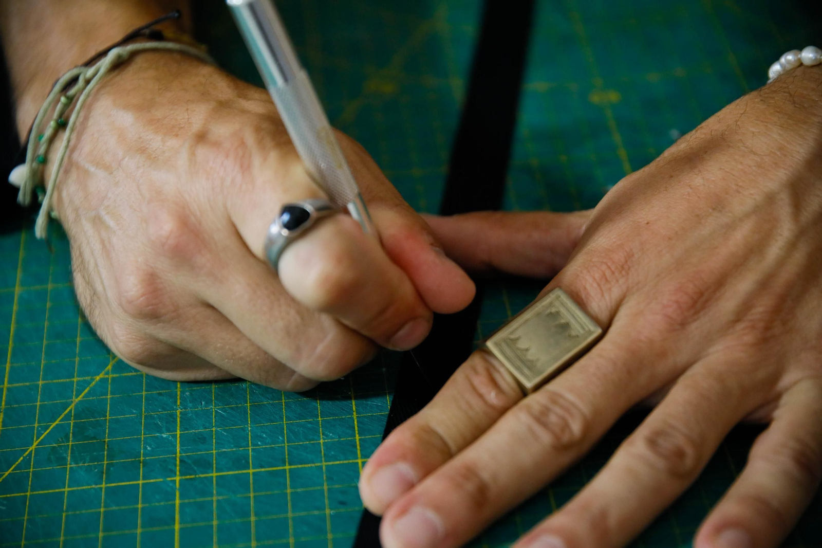 Imágenes del proceso creativo en sombreros de Alejandro Mateo