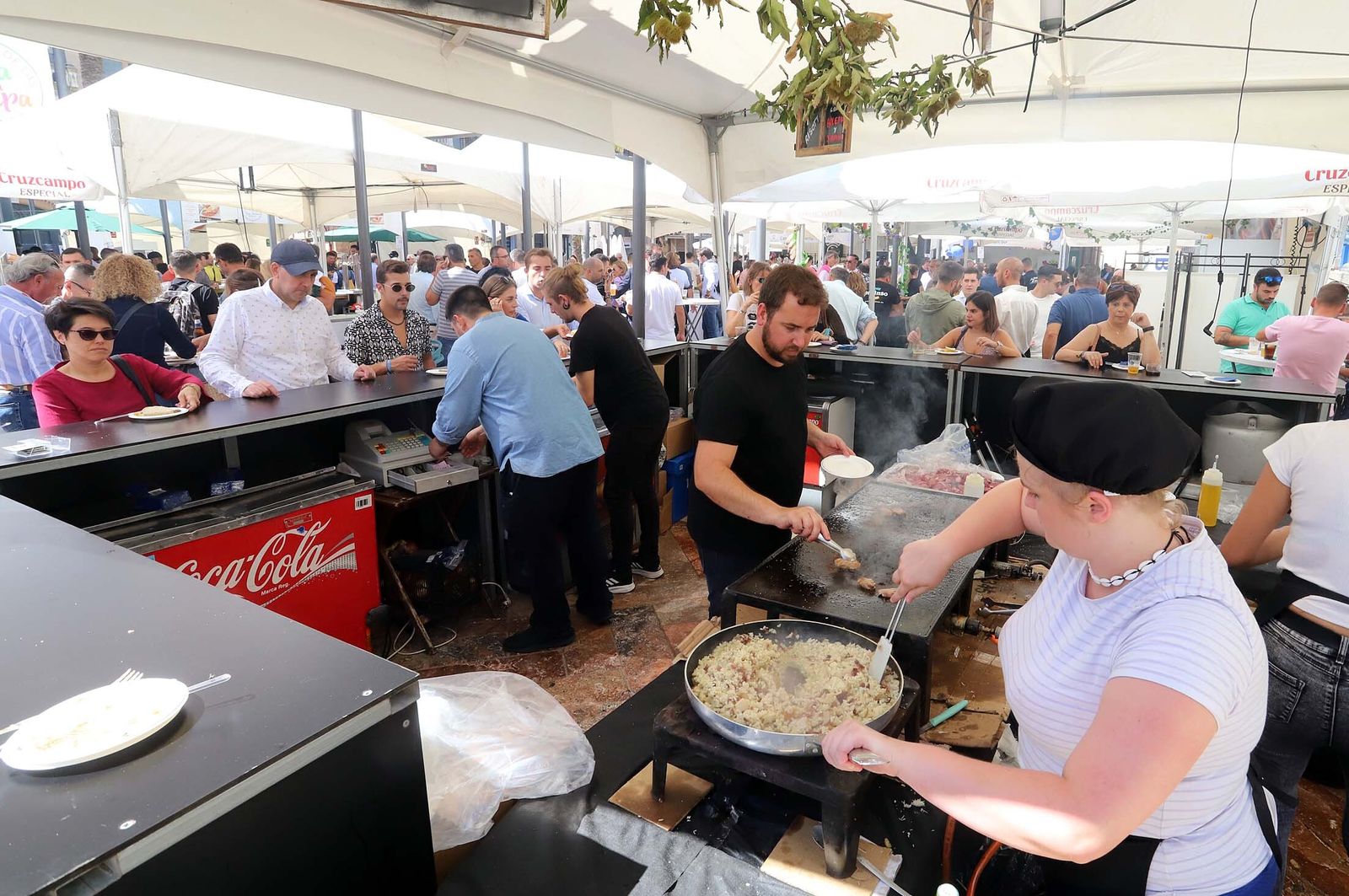 Imágenes del gran ambiente en el segundo día de la Feria de la Tapa