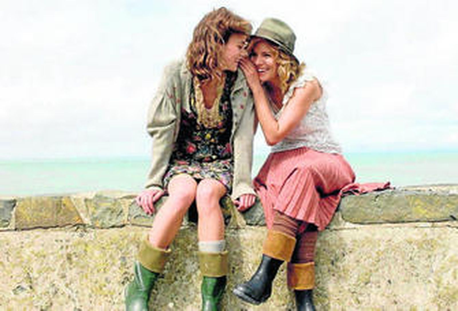 Keira Knightley y Sienna Miller interpretan en este filme a la amante y a la mujer de Dylan Thomas.