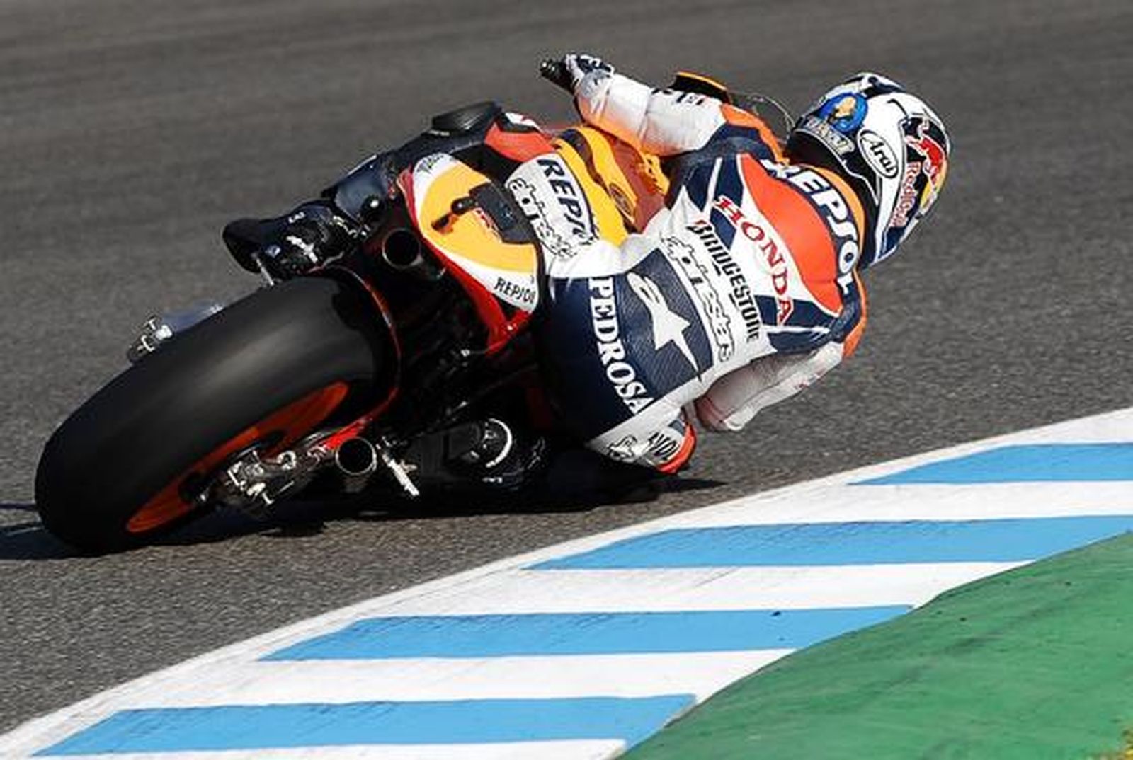 Jorge Lorenzo se impone a Pedrosa en una memorable última vuelta y se hace con su primera victoria en Jerez en la categoría de MotoGP. 

Foto: Juan Carlos Toro y Manuel Aranda