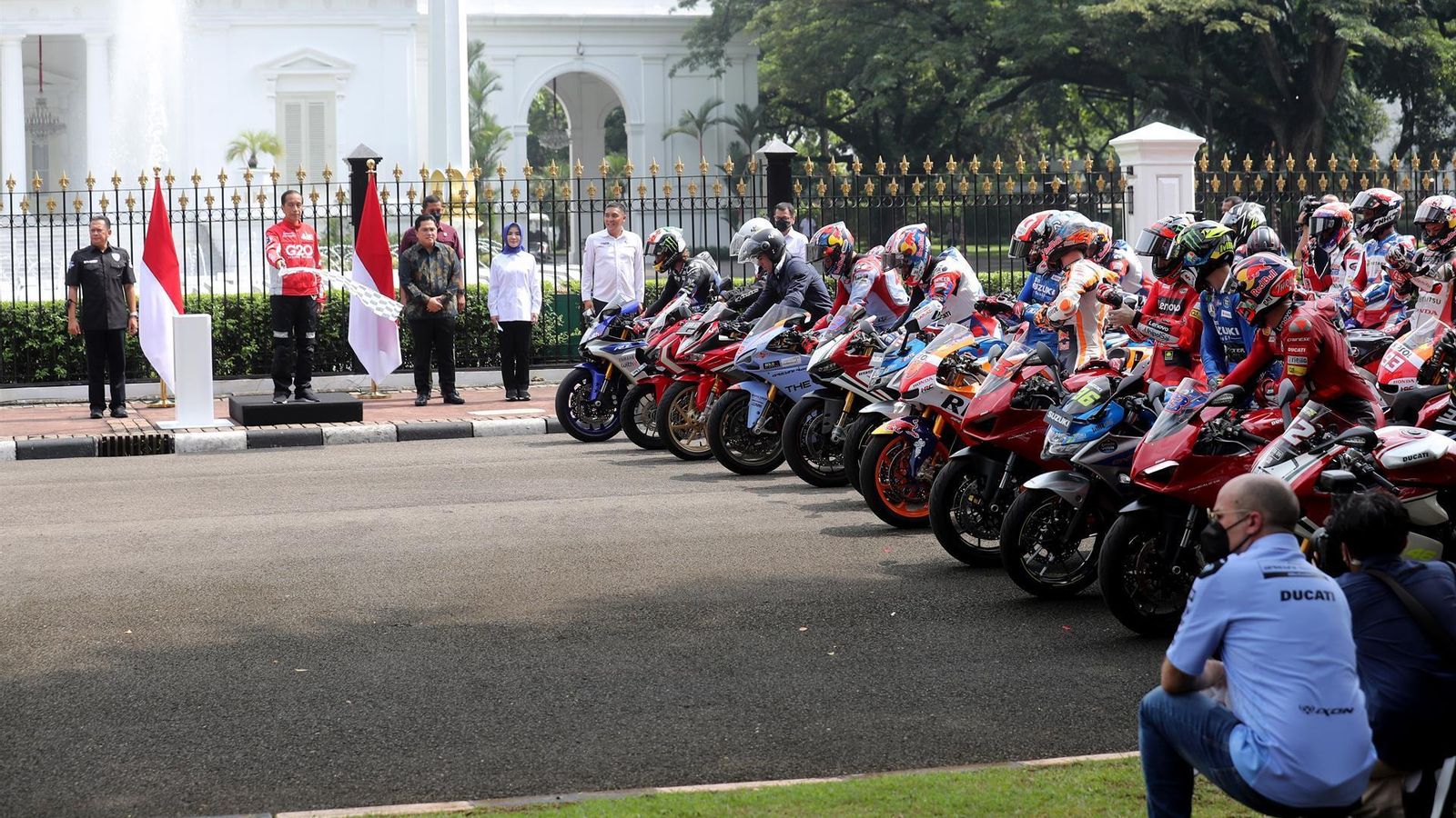 El presidente de Indonesia, Joko Widodo, da un testimonial banderazo de salida en la recepción a los pilotos de MotoGP.