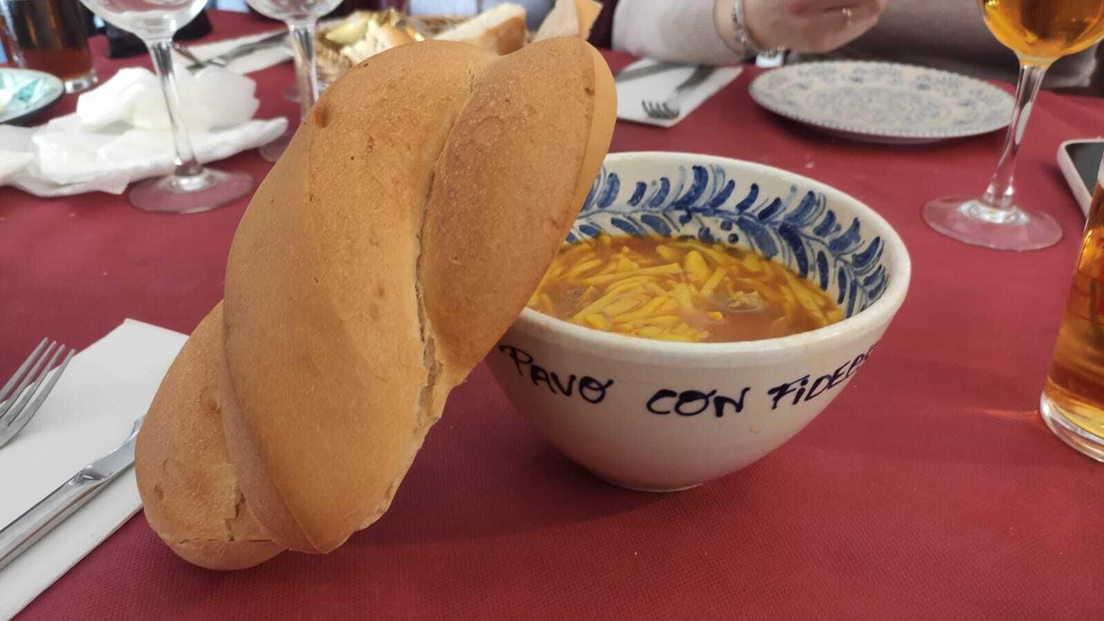 Cuenco de pavo con fideos.